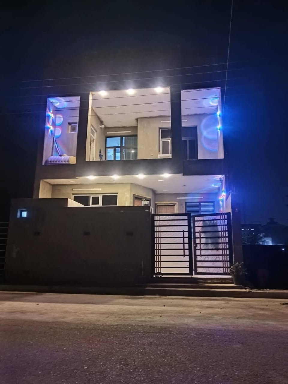 سلام عليكم
بيت للبيع مساحة 150متر واجهة 7.5 ونزال 20 طابقين بناء حديث  
طابق الاول=استقبال+مطبخ حار+مطبخ بارد+ غرفة نوم+صحيات عدد2 +صالة
الطابق الثاني= ثلاث غرف نوم+صالة جبيرة تصلح تصير غرفة+ صحيات عدد 2 
طابق ثالث بيتونة+سطحين 
العنوان الدورة الثامة خلف مقر الحشد 
رقم ***********
