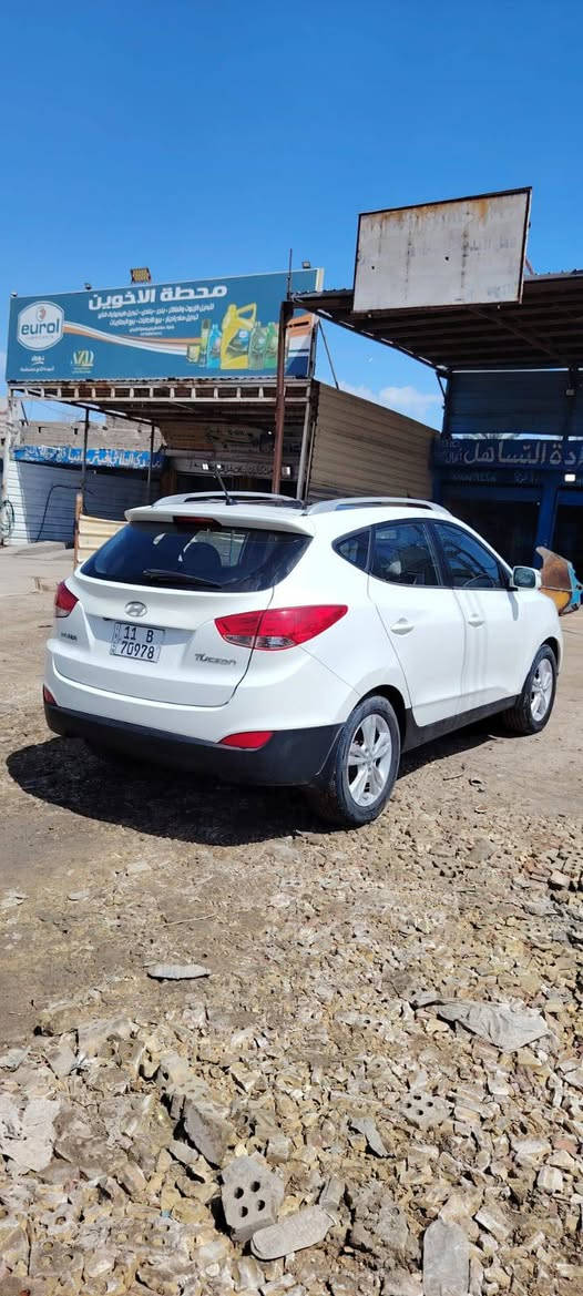 السلام عليكم توكسان 2011فول مواصفات بيهه بارد شويه بين البابتين بصفحت السايق وبيهه بارد بل جاملغ اليمنه سياره خير من الله جديده حيل وبل عافيه عل ياخذهه 
ماشيه 175 
السعر 130
للإستفسار الاتصال على الرقم ***********
