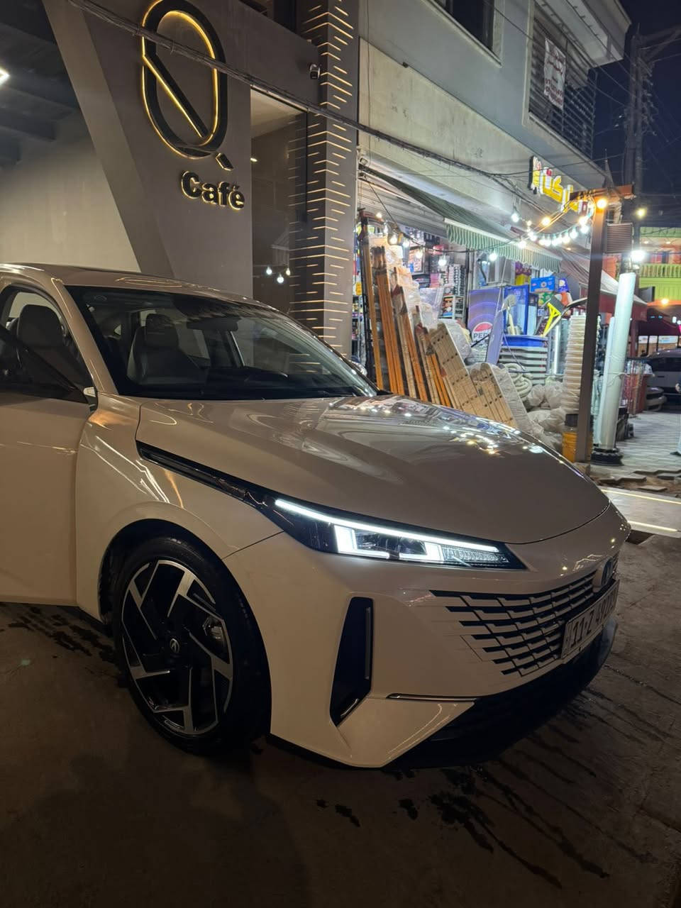 شانجان ايدو بلس 2025
ماشية 20الف فول فول مواصفات وبعدها بضمان الشركه البخيت

المواصفات التفصيلية لسيارة شانجان إيدو بلس 
المحرك والأداء:
محرك: 4 أسطوانات، 1.5 لتر تيربو.
القوة: 178 حصان.
عزم الدوران: 300 نيوتن متر.
ناقل الحركة: أوتوماتيك مزدوج القابض (DCT) 7 سرعات.
نظام الدفع: أمامي (FWD).
استهلاك الوقود: 18.4 كم/لتر.
سعة خزان الوقود: 51 لتر.
التصميم الخارجي:
أبعاد: طول 4770 ملم، عرض 1840 ملم، ارتفاع 1440 ملم.
إضاءة LED أمامية وخلفية بتصميم "عين النجمة".
عجلات ألمنيوم قياس 18 بوصة.
مرايا جانبية كهربائية قابلة للطي والتدفئة.
مقابض أبواب مخفية.
المقصورة الداخلية والتقنيات:
شاشة معلومات وترفيه: 13.2 بوصة.
شاشة عدادات رقمية: 10.25 بوصة.
مقاعد جلدية.
فتحة سقف.
مكيف هواء أوتوماتيكي مع فتحات خلفية.
نظام صوتي (4 سماعات).
الأمان والسلامة:
وسائد هوائية (تصل إلى 6 وسائد في الفئات العليا).
نظام ثبات إلكتروني (ESP).
كاميرا 360 درجة (في الفئات العليا).
حساسات خلفية.
نظام توجيه كهربائي.

سعرها 22ونص $ وبيه مجال

رقم ***********بخدمتك 

مكان السيارة بغداد
