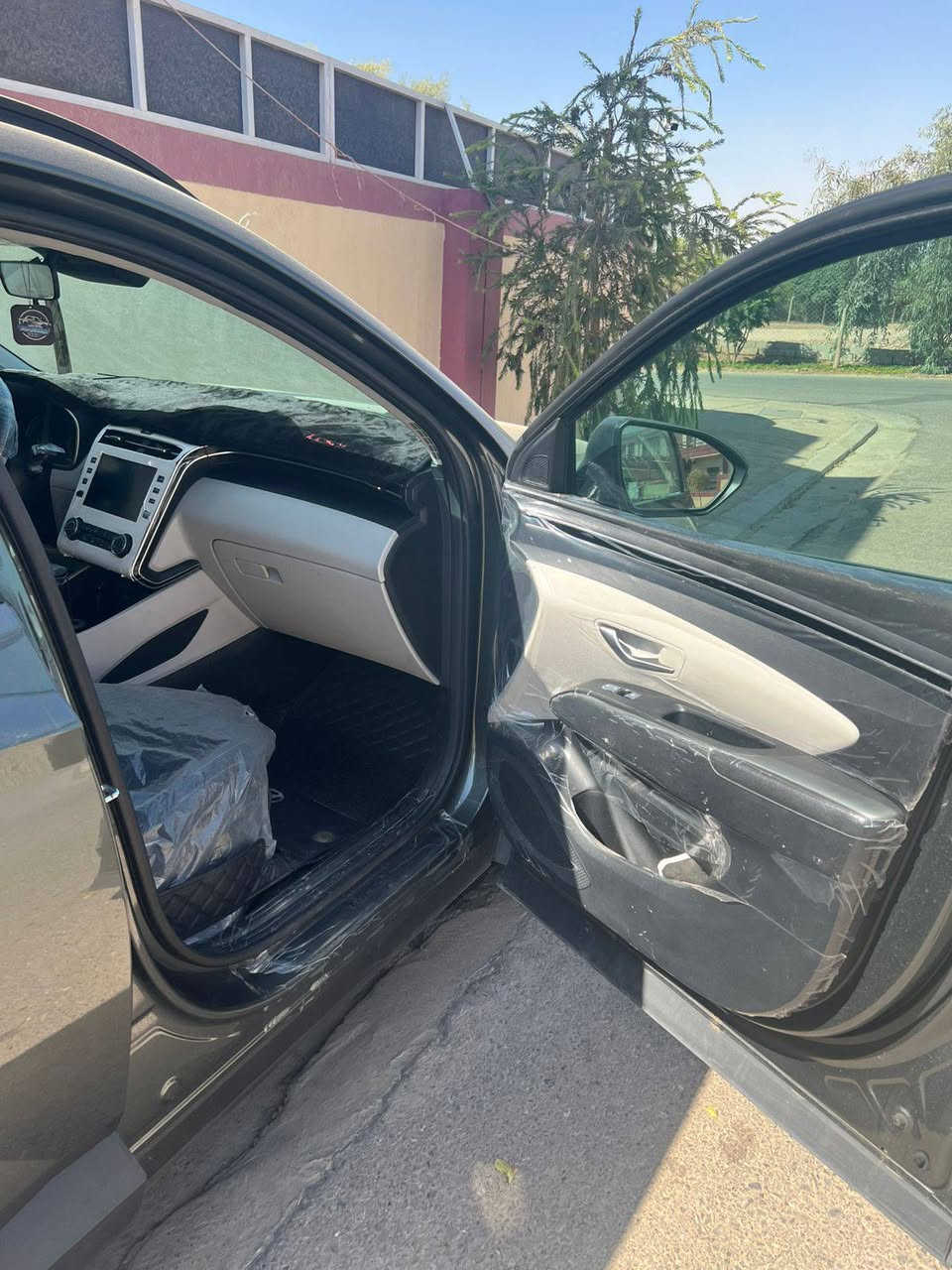 سلام عليكم عندي توسان موديل 2023 للبيع وارد امريكا حادثها ربع بنيد صبغ بدون ايرباك مواصفات بصمه هندبريك دكمه جنطه كهرباء مكينه 2500 رقم اربيل بأسمي السعر 188 ورقه والاستفسار عل الرقم. ***********
