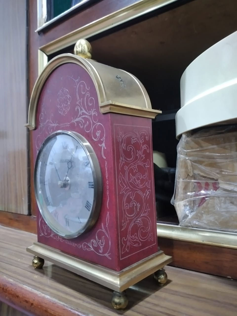 ساعة منضديه ألماني باتري وسط
المكان موصل                ***********
