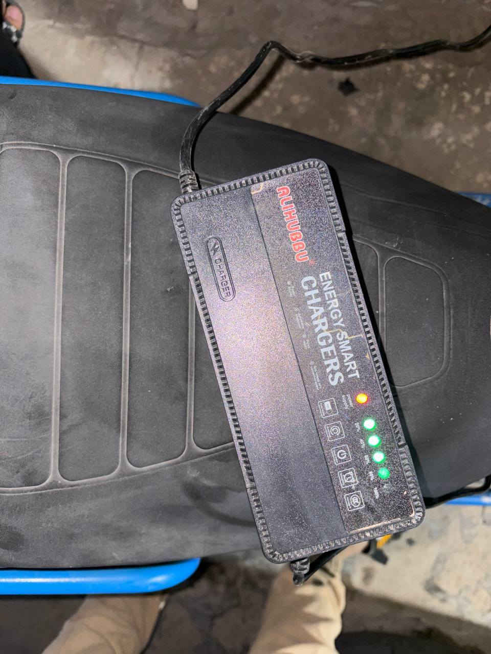 دراجه شحن للبيع كامله 700
دراجه كامله بيهه درع بلادي 
شاحنه بلاد وشاحنه جديده اضافيه حتى تعرف شكد شحنهه
الدرع مصبوغ للجماليه
ملف 2500W
تاير وره جديد
شغاله كهربائيا كامله أشاره ورباعي 
تشتغل بگ 
وتحتوي MB3 بس شايله موجود 
جادر جديد
صندوق بلادي
مرايات كاربون فايبر بلادي
بصمه وسويج نسختين وبطاقتين NFC
ملاحظه 
6 بطاريات : وحده جديده ونلي 2026 و 5 نص عمر 2025
الدراجه مستخدمه 6 أشهر
 ***********
