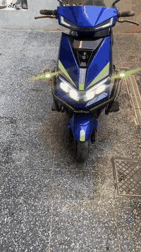 البطاريات: تحتوي على 6 بطاريات نوع (ونلي WINLEE) الأصلية (أداء قوي وثبات عالي).
المسافة: تقطع 40 كم بالشحنة الواحدة بسبب برودة جو من يدفى الجوو توصل اكثر البطاريات سوبر .
السرعة: تصل إلى 90 كم/ساعة مع نظام 4 سرعات (نمر).
الإضافات: درع حماية كامل محيط بالدراجة + إنارة LED قوية جداً + كشن طبي مريح للمسافات الطويلة
سويج 2 وبصمة تشغيل عن بعد  2 وكارت باركود تشغيل 2.
الحالة: استعمال بسيط جداً وبحالة ممتازة.
السعر: [700] (بيعة سريعة لظرف خاص).
المكان: بغداد - [مدينة الصدر ].
للتواصل: [***********].
