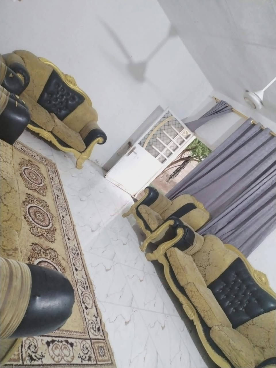بيت للبيع في منطقة اليوسفية بلبداية ع الشارع العام مساحه 600 متر حديقتين كبار  ومطبخ وغرفه وصاله واستقبال و حمامات بيت مرتب للأستفسار الاتصال ع الرقم 
***********
او مراسلة ع الخاص
