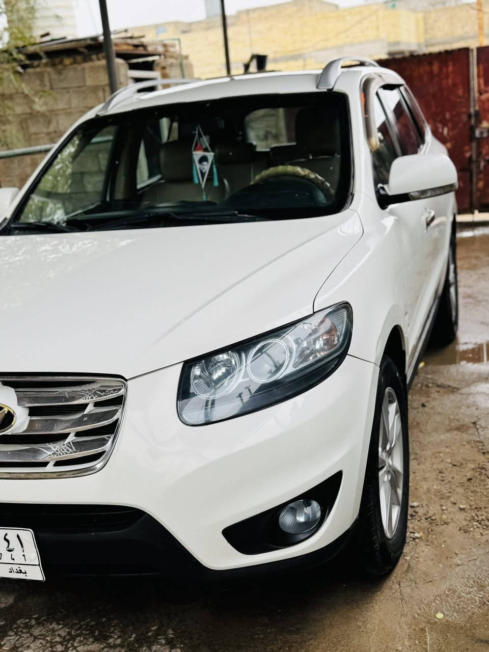 سلام عليكم سيارة سنتافي البيع  مديل 2011 موصافت فتحة 
بل سقف ومرايات شفط و تلث قطع تبريد وسبعة راكب وفورويل 
ومكينة ستة سلندر وحساسات خلفية وكامرة والسيارة مكفول  
كفالة عامة من صبغ او ضربة سيارة كاملة 
المكان بغداد العبيدي السعر 157الرقم ***********
