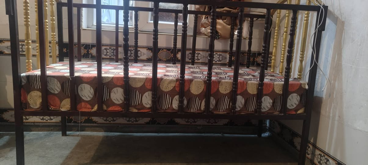 متاح للبيع مناسب  طول متر اربعين 140 عرض60  ارتفاع 90 سعر 50بي مجال ***********
