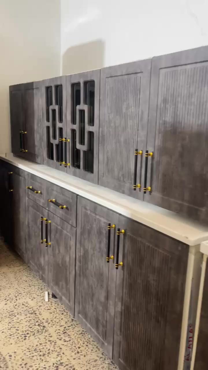 كاونتر المنيوم 
هيكل المنيوم والأبواب اج دي اف قياس مترين ونص مع سنك متر ونص كله مرمر السعر ٩٥٠ مكان السيدية اتصال *********** بي واتساب
