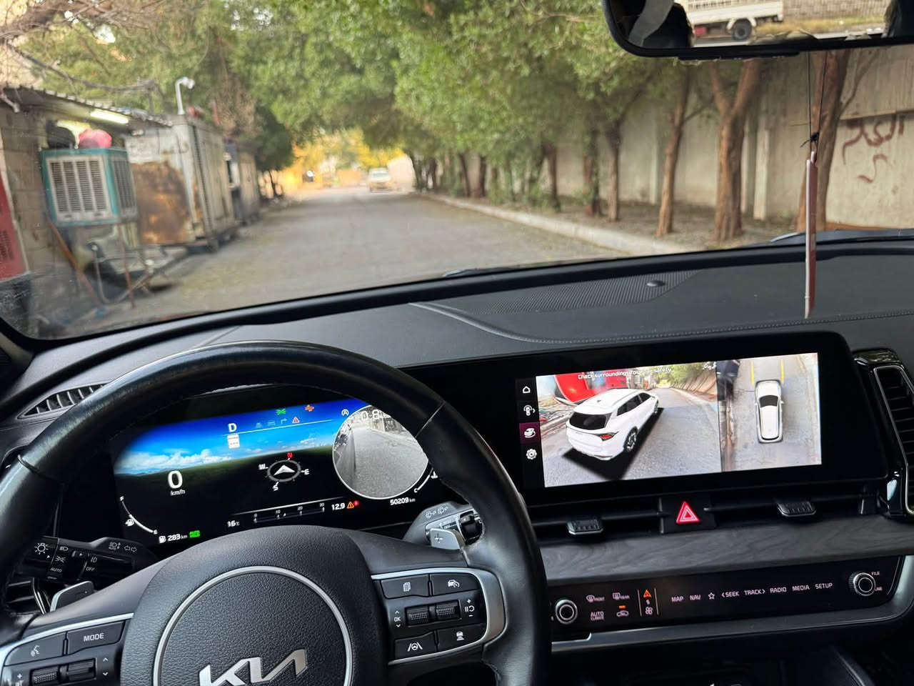 سلام عليكم .
Kia Sportage 2023 X-Line Prestige AWD  رقم سليمانية الضرر بنيد سطحي بدون ايرباك (وارد كندي)، من أعلى الفئات،  التفاصيل

المواصفات الخارجية

* لون نيلي

* دفع رباعي AWD.

* جنوط ألمنيوم 19 إنش.

* مصابيح LED أمامية وخلفية كاملة.

* إضاءة نهارية LED (Boomerang DRL).

* شبك X-Line الخاص.

* سقف بانورامي مع فتحة.

* سكك سقف.

* مرايا كهربائية مع تدفئة وطي كهربائي.

* باب خلفي كهربائي ذكي (Smart Power Tailgate).

* زجاج خلفي مظلل.

المقصورة

* مقاعد جلد.

* المقاعد الأمامية كهربائية.

* تدفئة للمقاعد الأمامية والخلفية.

* تبريد للمقاعد الأمامية.

* ذاكرة لمقعد السائق.

* تدفئة للمقود.

* مقود جلد متعدد الوظائف.

* إضاءة داخلية محيطية (Ambient Lighting).

* شاحن لاسلكي للهاتف.

* تشغيل السيارة بالبصمة (زر Start/Stop).

* دخول ذكي بدون مفتاح (Smart Key).

الشاشات والتقنيات

* شاشتان متصلتان قياس 12.3 إنش.

* شاشة عدادات رقمية كاملة.

* شاشة معلومات وترفيه 12.3 إنش.

* Apple CarPlay.

* Android Auto.

* نظام ملاحة.

* نظام صوت Harman Kardon (حسب التجهيز).

* كاميرا 360 درجة. 5 كامرات

* كاميرات جانبية تظهر في شاشة العدادات عند تشغيل الإشارة.

* بلوتوث.

* منافذ USB وUSB-C.

* دمام خلفي

أنظمة السلامة

* مثبت سرعة ذكي (Smart Cruise Control).

* المحافظة على المسار (Lane Keeping Assist).

* المساعدة على البقاء في المسار (Lane Following Assist).

* التحذير من الاصطدام الأمامي مع الكبح التلقائي.

* مراقبة النقطة العمياء.

* التحذير من حركة المرور الخلفية مع الكبح.

* حساسات أمامية وخلفية.

* مساعد صعود المرتفعات (Hill Assist).

* مساعد النزول من المنحدرات.

* مراقبة انتباه السائق.

* 6–8 وسائد هوائية 

الأداء

* محرك 2.5 لتر GDI. سمارت ماشية 60000 كيلو متر

* 4 سلندر.

* قوة 187 حصان.

* عزم 241 نيوتن.متر.

* ناقل حركة أوتوماتيك 8 سرعات.

* نظام اختيار أوضاع القيادة:

    * Smart

    * Eco

    * Normal

    * Sport

    * Snow

ميزات إضافية

* فرامل يد إلكترونية مع Auto Hold.

* تشغيل عن بُعد.

* مرايا ذاتية التعتيم.

* حساس مطر.

* حساس إنارة.

* نظام مراقبة ضغط الإطارات (TPMS).

* كراسي خلفية هيتر

للاستفسار ***********

السعر 210 وبيها مجال
