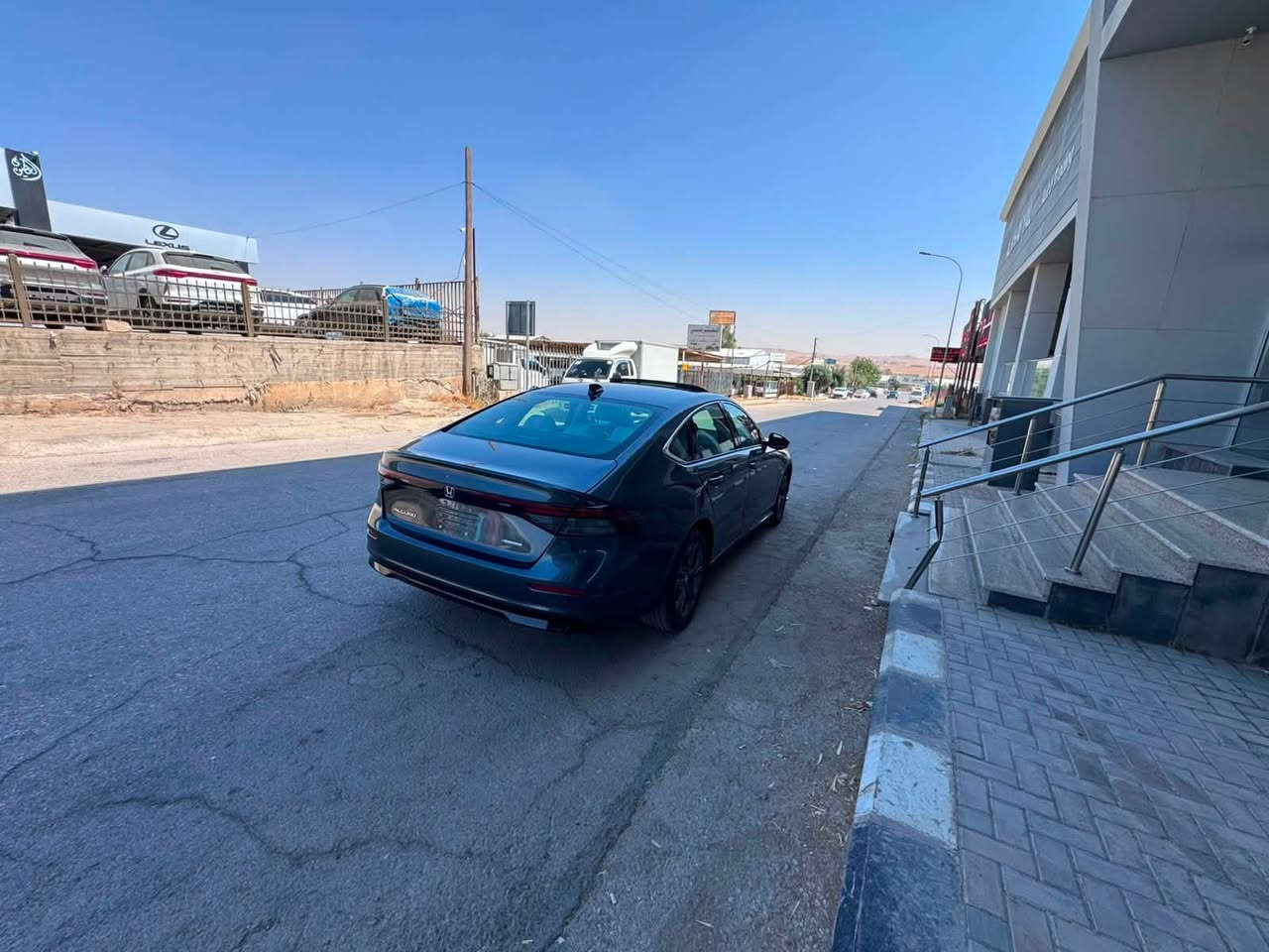 السلام عليكم 
هوندا / اكورد 2024 هايبرد 
فول مواصفات 
داخل جلد ابيض 
فتحت سقف 
حساسات امامي + خلفي 
لايت لد وزنون 
كرسي كهرباء
تبريد خلفي
رادار امامي + خلفي + جانبي
وقوف ذاتي 
قياده ذاتيه 
وبعد بيها اهواي مواصفات 
ماشيه 24 الف 
حادث جانبي صبغ بابين فقط 
مكان السياره عمان الحره 
السعر مناسب جدآ 168$ مطروح في الحره 
واصل اربيل كاتي 188
للاتصال ***********
