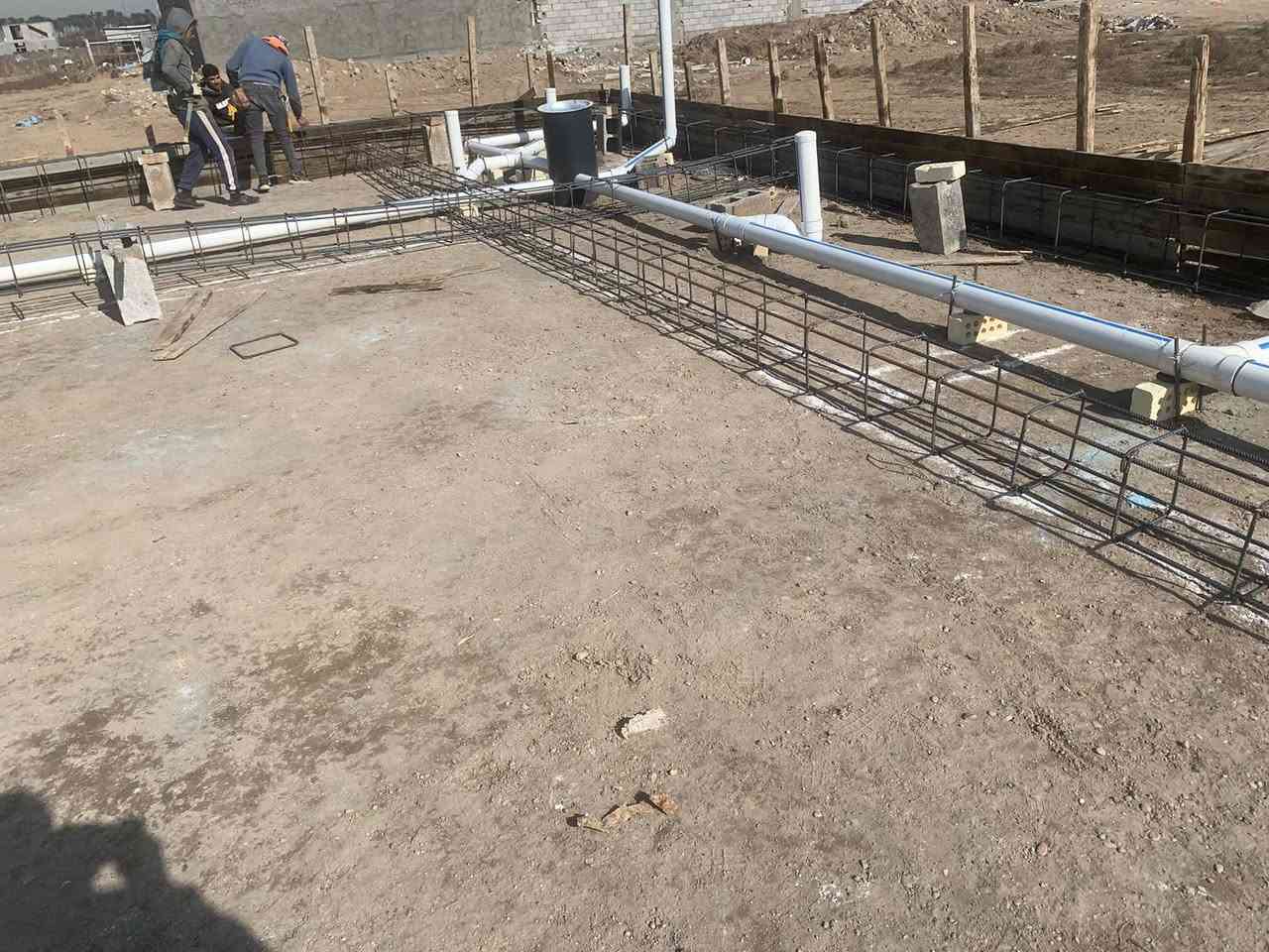 #الارض_عليك_والباقي_علينه🤩??
#والدفع_نضام مراحل 😉??

#_المقاولات_العامة

#عرض_مميز_جداً  #🤩وبالنقد 400الف فقط😍
بناء دار كامل بمواصفات درجة اولى وبمواد مفحوصة وتصاميم من قبل الشركة او صاحب العقار ?? 
 

#اولاً/ الاساس🏅: 

1-  ازالة الانقاض الموجودة مع قشط و تنضيف الارض جيداً من الاوساخ 🔴
2- فرش السبيس المفحوص وتحقيق المستوئ المطلوب وحدله مع الرش بحادلة 20 طن🔴
3- فرش الارض باكملها بنايلون زراعي سميك  ورش الارض بمادة الكلوردين🔴
4- اساس رفت ، بتسليح شيش ff بجسور أساسية بفرش حصيرتين الاولى بابعاد 40والثانيه 40 وتساوي 20 سم
5- تاسيس المجاري نوع الامل الشريف او البركه ٤ انج مع عمل قالب ثابت للمنهولات واغلاقه حتى نهاية العمل وتسليط الانابيب بطرق هندسية🔴 
6- صب الارضية ( رفت) بأرتفاع 40 سم

#ثانيا /الهيكل 🏠: 

1- صب بتلو ٢٠  سم من الاسمنت المقاوم 
2- بناء الدار بارتفاع 3.20 للطابق الارضي و 3.10  للطابق الاول و بالطابوق الاصفر الجمهوري خالي من الاملاح مع تثبيت انابيب المرازيب والسبالت والستلايت والانترنت مع البناء 
3-عمل قالب الطابق الارضي وعمل رباط سقف للطابق الارضي 30 سم .
4- تثبيت انابيب الكهرباء بالسقف 
5- تسليح بشيش عراقي FF  او فان ستيل بابعاد 15 سم للفتحات ( حصيرتين )
6- صب السقف بأرتفاع ٢٠ سم
7 - بناء الطابق الاول  بنفس المواصفات والمواد المذكورة سابقاً مع البيتونة وعمل مرد ماء ٢٠×٢٠ للسطح 

الكهرباء والماء والشتايگر⚡️: 

1- يتم تاسيس انابيب الماء للدار ٣ خطوط ppr الماني مسلح وتسليك اكثر من خط للنازل مع تاسيس انابيب التقطير للسبالت وتثبيت خلاطات دفن ٣ خطوط  للدار بالكامل ( الدوش والغربي  ) 
2- يتم تشطيب الخلاطات والصحيات من النوع التركي 
3- يتم تاسيس الكهرباء  اردني او سعودي
4- لبخ جدران السطح ونثرها  وثم تطبيك السطح بمادة الشتايكر مع وضع عوازل من قبل شركه مختصة بهذا المجال 

الابواب والشبابيك والمحجرات 🚪: 

1- يتم وضع فريم حديد مع الكتائب وثم تركيب شبابيك المنيوم او PVC والالوان  حسب رغبة صاحب الدار

2- يتم تركيب الابواب القاصه للصاله وابوب خشب درجه أولى  للداخل وابواب (PVC  -   المنيوم ) للخدمات والمناور حسب الرغبة من قبل صاحب الدار
3- يتم تركيب محجرات المنيوم تركي 4 خطوط 

السيراميك والبياض والارض
*********** اتصال او واتساب
هذا العمل لمزرعه في الدوره البوعيثه نضام عمل المزارع و الشاليهات يكون قطعي ضمن تندر خاص بالمزرعه 
جاهزين لعمل اجمل واروع المزارع و الشاليهات 
وبناء الدور باحدث التصاميم الحديثه
