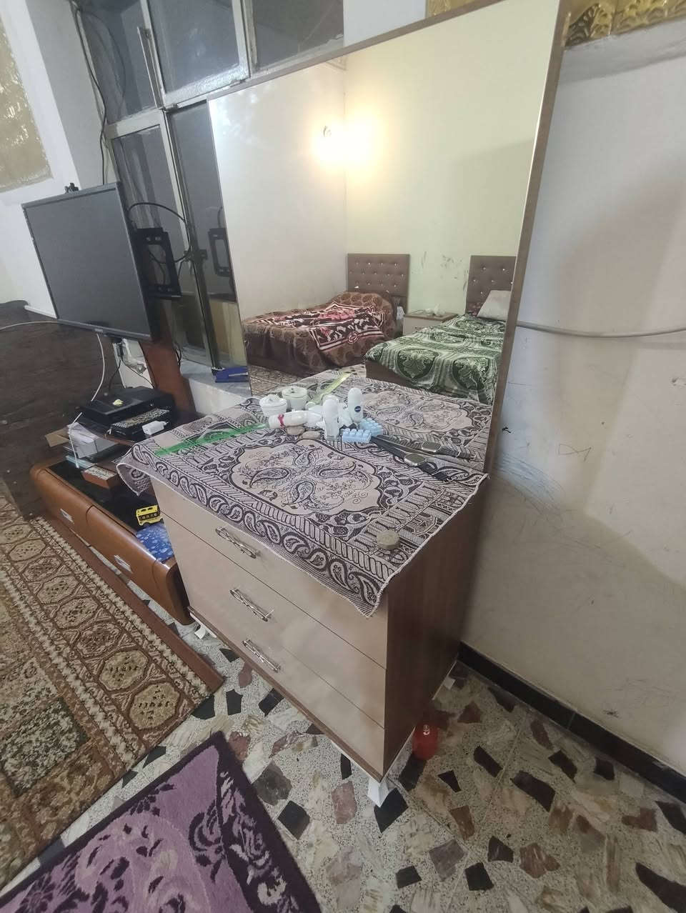 غرفة نوم 5 قطع  تتكون من.
سرير نفر عدد2 
مجر وسطي 
كنتور سلايد
ميز تواليت 
ترهم شبابية وترهم اطفال 
350 الف 
..........
سرير طفل ميكانو  صاج لحد عمر 6 او اكثر 100 الف
.............
سرير طفل تركي هزاز لحد عمر 6سنوات   75الف
............
نظافة الاثاث 85% 
شارع فلسطين 
*********** واتساب
