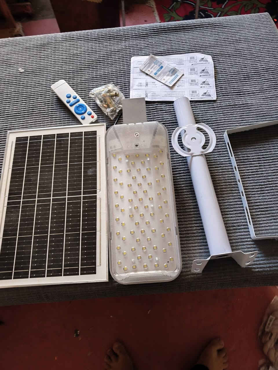 هذا الجهاز هو كشاف شوارع يعمل بالطاقة الشمسية (Solar Street Light) مع لوح شمسي منفصل  ***********
