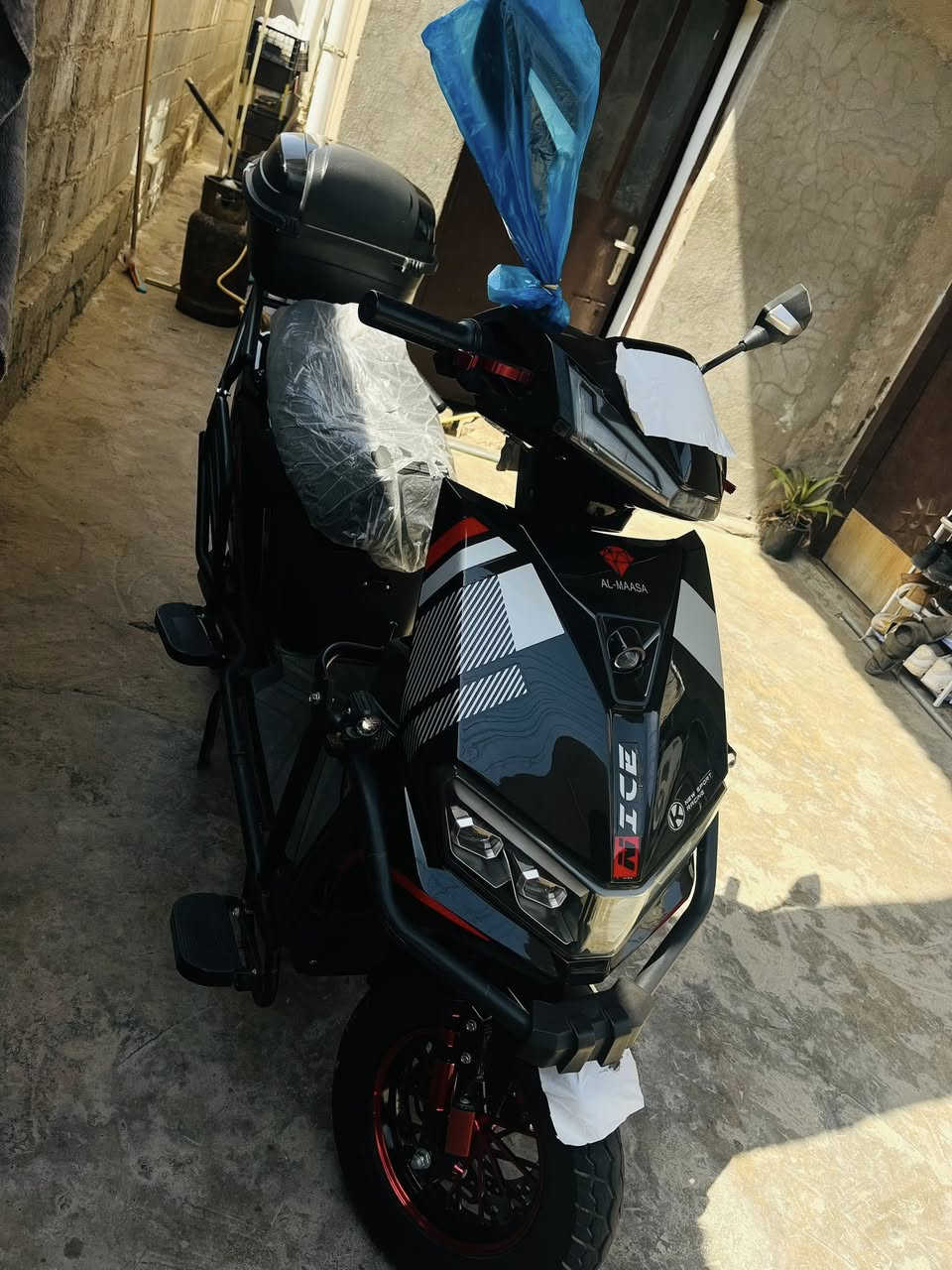 سلام عليكم للبيع ماطور شحن شبح ((ألماسه)) موديل ٢٠٢٦ بعده جديد مستعمل اقل شهرين شرط الفحص فول لاتيات زنون عالي ناصي دبل إشاره لدات أماميه خلفيه ٦ بطاريات ٤ سرعات سرعه ٩٩ السعر ٦٥٠ بي مجال بسيط لاتصال ***********
