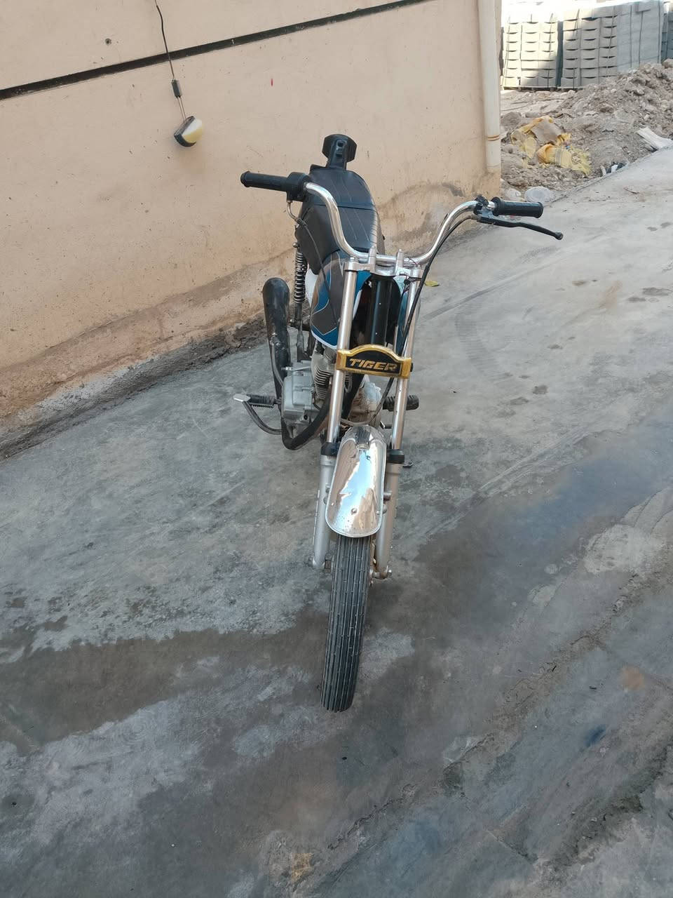 سلام عليكم دراجه للبيع الدراجه حلوه ونصبه السعر ٢٨٠وبيه مجال العنوان ديالى بعقوبة  الوثبه الهويدر ***********
