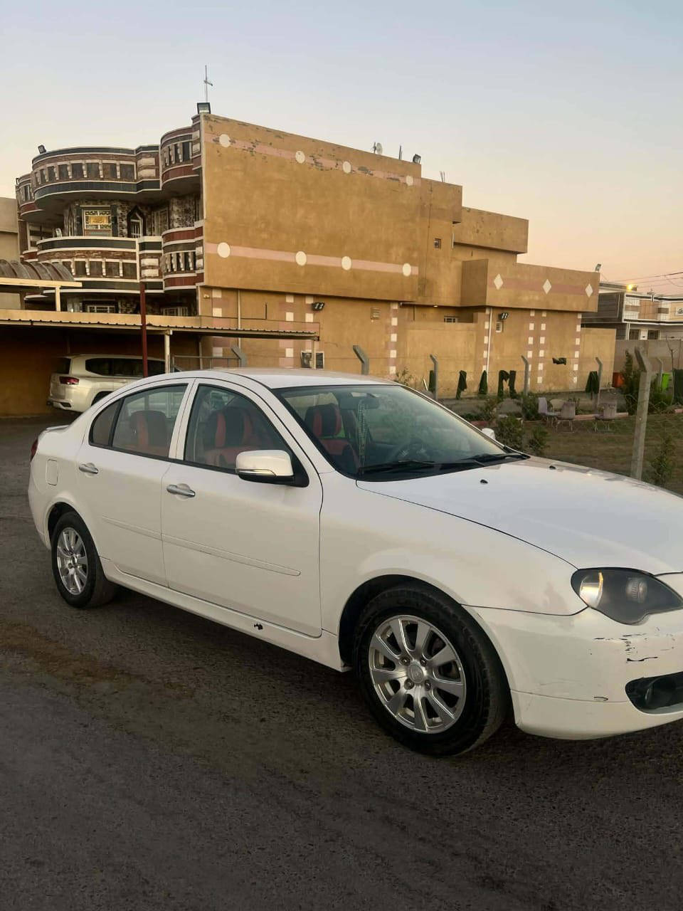 سلام عليكم ورحمه الله وبركاته .
سياره براتون برسونه .
موديل ٢٠١٣ .
اللون ابيض .
المحرك ١٦٠٠ سبورت .
رقم بغداد  مشروع وطني  صالح لغايه ٢٠٢٦
مري جوانب لد .
سياره بلاديه مابيها ضربه ولا بيها صبغ وكشر نضيف.
محرك وكير خير من الله .
تبريد وتدفئة فول .
السياره ماشيه ٩٢ مايل حقيقي 
السبير مال شركه ممتحرك بعده ببراغي الشركه. 
السياره  باسم واستخدام موظفه 

السياره سعر 78 ورقه وبيها مجال حك الجيه 
للتواصل :  ***********
