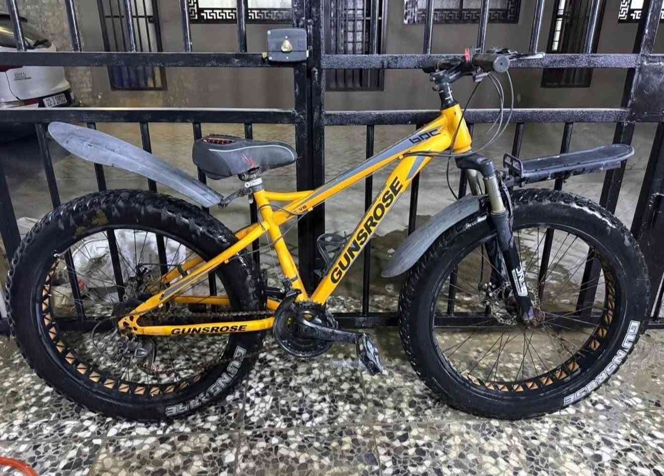 � للبيع دراجة فات بايك GUNSROSE

دراجة GUNSROSE Fat Bike قياس 26 إنج، تايرات عريضة جداً (Fat Tire) مناسبة للطرق الوعرة والرملية والشوارع، بحالة جيدة جداً.

✅ 21 سرعة
✅ فرامل دسك أمامية وخلفية
✅ مساعد أمامي
✅ تايرات عريضة وثابتة

💰 السعر: 255 الف دينار عراقي
عنواني بغداد بغداد الجديدة📍
للاستفسار أو المعاينة راسلني على الخاص.
او عل رقم *********** والله يبارك للمشتري. 🚴‍♂
