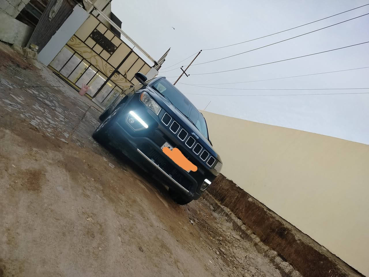 للبيع سيارة جيب كومبارس موديل 2018 السيارة وارد امريكي حادثها فقط بنيد وجملغ الدعاميات صبغ تكمه جهت السائق صور الحادث مرفقة بالمنشور ماشيه  86  دواخلها جلد نظيفة جداً السيارة فئه لمتد فور ويل علماً ان السيارة تمتلك عدة انظمة قياده 
.القيادة على الوضع الجبلي 
.القيادة على الوضع الانزلاق
.القيادة على الوضع الجليدي 
المواصفات 
بصمة تشغيل عن بعد 
دخول ذكي تبريد تدفئة كشنات 
كشنات كهربائية تحكم ستيرن كهربائي
هاند بريك كهربائي
تبريد قطعتين امامي وخلفي 
رقم السياره جديد انكليزي مميز
مشروع وطني 
السعر ١٢٥ بيه مجال بسيط 
عنوان السياره مركز الديوانية 
الرقم *********** واتساب
