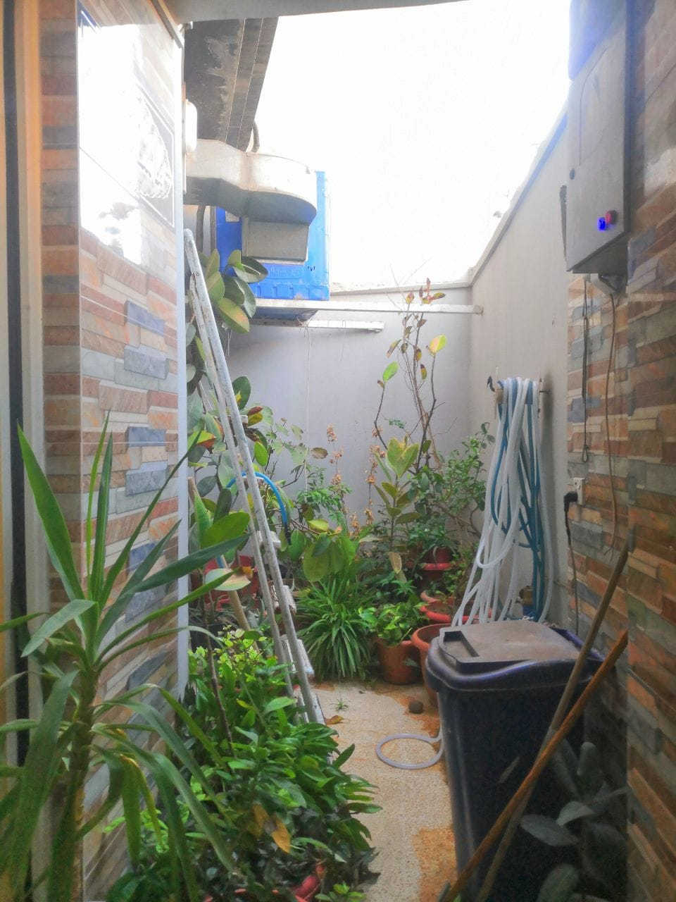 ⚜️عروض ( العصر الذهبي لتجارة العقارات والمقاولات )⚜️
____________________________________________________
🏠♦️ دار للبيع في حي البكر قرب شارع الاطباء.
___________________________________________________

📌التفاصيل

♦️المساحة الدار (103متر)

♦️واجهة ( 16 متر)

♦️ الطابق الأول (  غرفة نوم واستقبال ومطبخ حار وبارد وصحيات و كراج مسقف)

♦️الطابق الثاني ( 2 غرفة نوم  وصحيات وسطح ناصي و سطح عالي مع مخزن في السطح الناصي والعالي ).
___________________________________________________
للاستفسار / مراجعة مكتب العصر الذهبي لتجارة العقارات والمقاولات أو الاتصال على الارقام التالية ⬇️

📱***********

📱***********

📱***********
____________________________________________________
🛑علما أن مكتبنا يحتوي على (👷مهندس استشاري للبناء والمقاولات/⚖️محامي مختص في ترويج وتعقيب المعاملات) لاتمام اعمالكم علي يد المختصين بها . 
____________________________________________________
⚜️موقع المكتب حي النور قرب اسواق عبد الحكيم.
