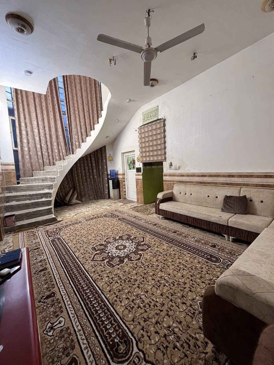 السلام عليكم
دار لبيع في ام الخيل الثالثه قرب مدرسه قطر الندى

مساحه البيت ٢٠٠ متر يتكون بيت من طابق واحد كونكريت

وعلى غرفتين نوم +صاله وصحيات خارجيه وداخليه +استقبال ٧*٤ يقع البيت على شارع عرض١٠م 

للاستفسار اتصال على رقم ***********

— في ‏ديوانية ام الخيل‏.
