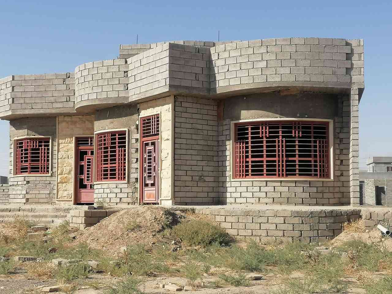 السلام عليكم بيت للبيع مساحه الأرض ١٠٠٠ متر مقابل قاعه الموال..مساحه البناء ٢٠٠ متر يتكون من ربعه و هول.+2 غرفتين مع مطبخ... وصحيات داخليه... السعر اتصل على الرقم ***********
