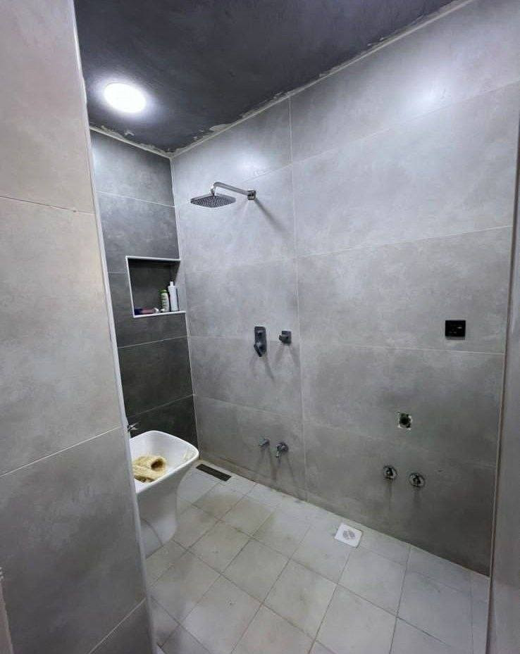 🏠 *دار للبيع - طابو صرف* 
 
*الموقع:* الحلة - الجزائر، حي السجاد مقابل المحكمة الجديدة   
*المساحة:* 125 متر 
 
*التفاصيل:* 
*الطابق الأول:* 
- غرفة واحدة 
- استقبال + مطبخ + كندور + مجمع صحيات 
- منور + كراج سيارة 
 
*الطابق الثاني:* 
- غرفتين 
- مجمع صحيات + كندور 
 
*إضافات:* سطحين - عالي وانصي 
 
   
📞 *للاستفسار

***********
