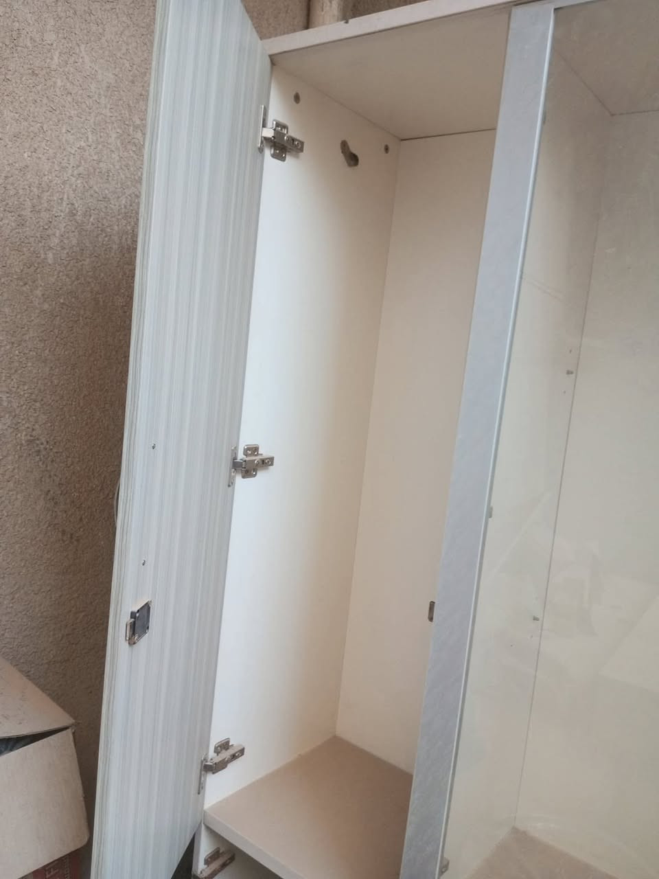 يالله 
سلام عليكم ميز مكتبي +كرسي +لوكر 
آخو الجديد نضيفات مثل ما موضح بلصوره 
رايدهم 400 وبيهن مجال 
مكان نجف ***********

