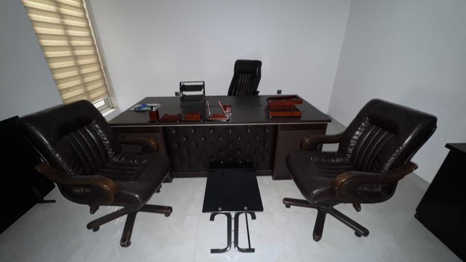 مكتب ابيض خشبي 700,000 دينار (ميز + كرسيين + قطعتين ويا جرارات + كومتي طويل)، ميز كبير لون جوزي 3 قطع 1,500,000 دينار (ميز رئيسي + كومتي طويل + قطعة اضافية + 3 كراسي + ميز صغير)، ميز ابيض كبير قطعة وحدة 600,000 دينار، ساعة قديمة 350,000 دينار، ثلاجة مارونية 200,000 دينار، تلفزيون سامسونج كبير اصلي الشاشة ما تشتغل 100,000 دينار، الاسعار بيها مجال للجادين ***********
