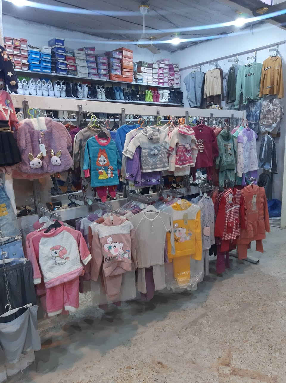 السلام عليكم .
مجمع ملابس واحذيه وشحاطات معروض للبيع .المحل ايجار مساحته ٧٥متر البضاعه بالنسبه للملابس توجد بضاعه صيفيه خارج المجمع تؤخذ مع البضاعه المعروضه وخزينها.
الموقع الحولي نهاية شارع السوق قرب المستوصف.
للاستفسار يرجى الاتصال على الرقم /***********
