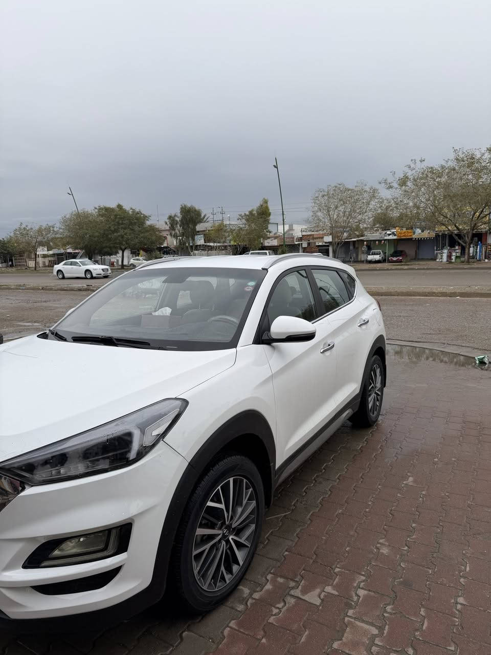 توسان موديل ٢٠٢٠ خليجي فول مواصفات ٢ قطعة على شبر بارد ونص جامرلغ خلف السايق صبغ مع تبديل گازكيت السعر ١٨٠ ورقه رقم التلفون ***********
