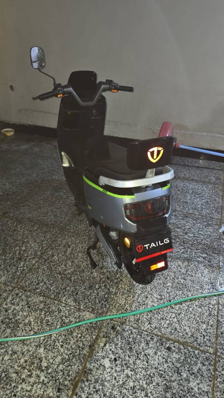 دراجة تسلا GS
جديدة نضيفة استعمال قليل وضمان من كل فتح برغي او عطل 
سعرها 750 الف كلش لوك
للاستفسار 
***********
مكان صاحبها - البصرة - حي بغداد 
تجيك اصولياتهة وشاحنتها
