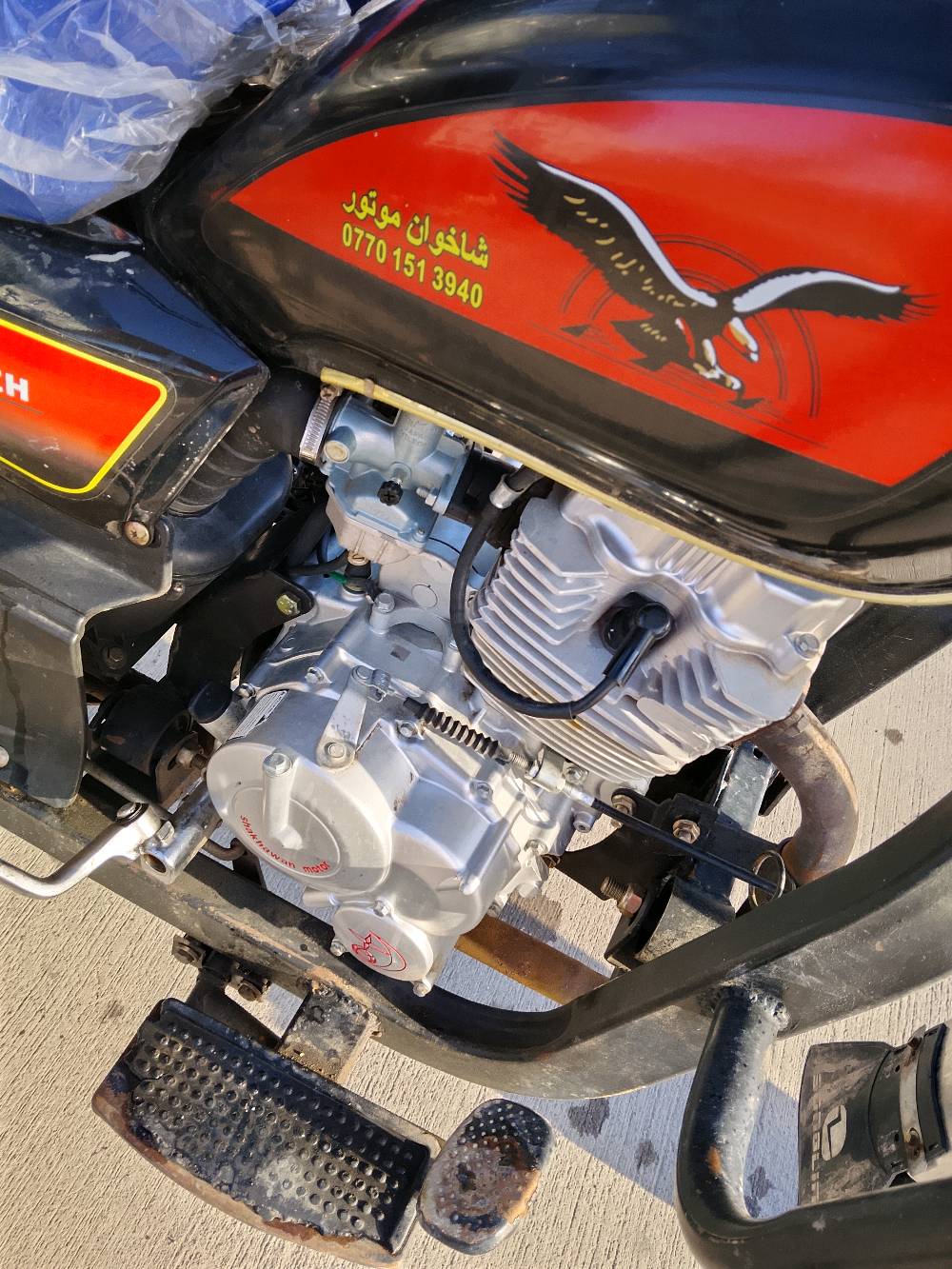 أنا عندي دراجه  ثلاثيه العجلات للبيع، اللون اسود مع بعض اللمسات الحمراء ، بحالة جيدة جدا. الدراجة معروفة بقوتها وتحملها للحمولات الثقيلة. فيها لوحة تحكم حديثة ومرايات جانبية تساعد على السواقة الأمانة. مثالية لأصحاب المشاريع الصغيرة أو النقل في المناطق داخليه.