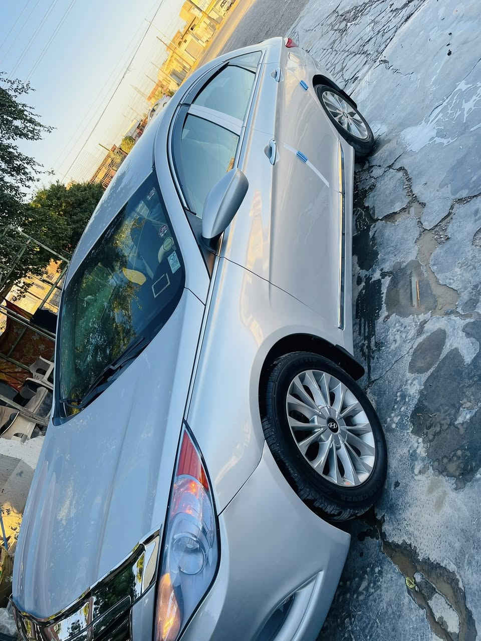 تحية طيبة 
هونداي سوناتا 
2011 امريكي GDi
فول مواصفات عدا الفتحه  
رقم بغداد تحويل مباشر سنويه مجدده لسنه 2029
لون سلفر سياره محزمه بدون دواخل اثر شخوط 
سياره خير من الله كير مكينه صدر تبريد 
مكاني الانبار 
***********
