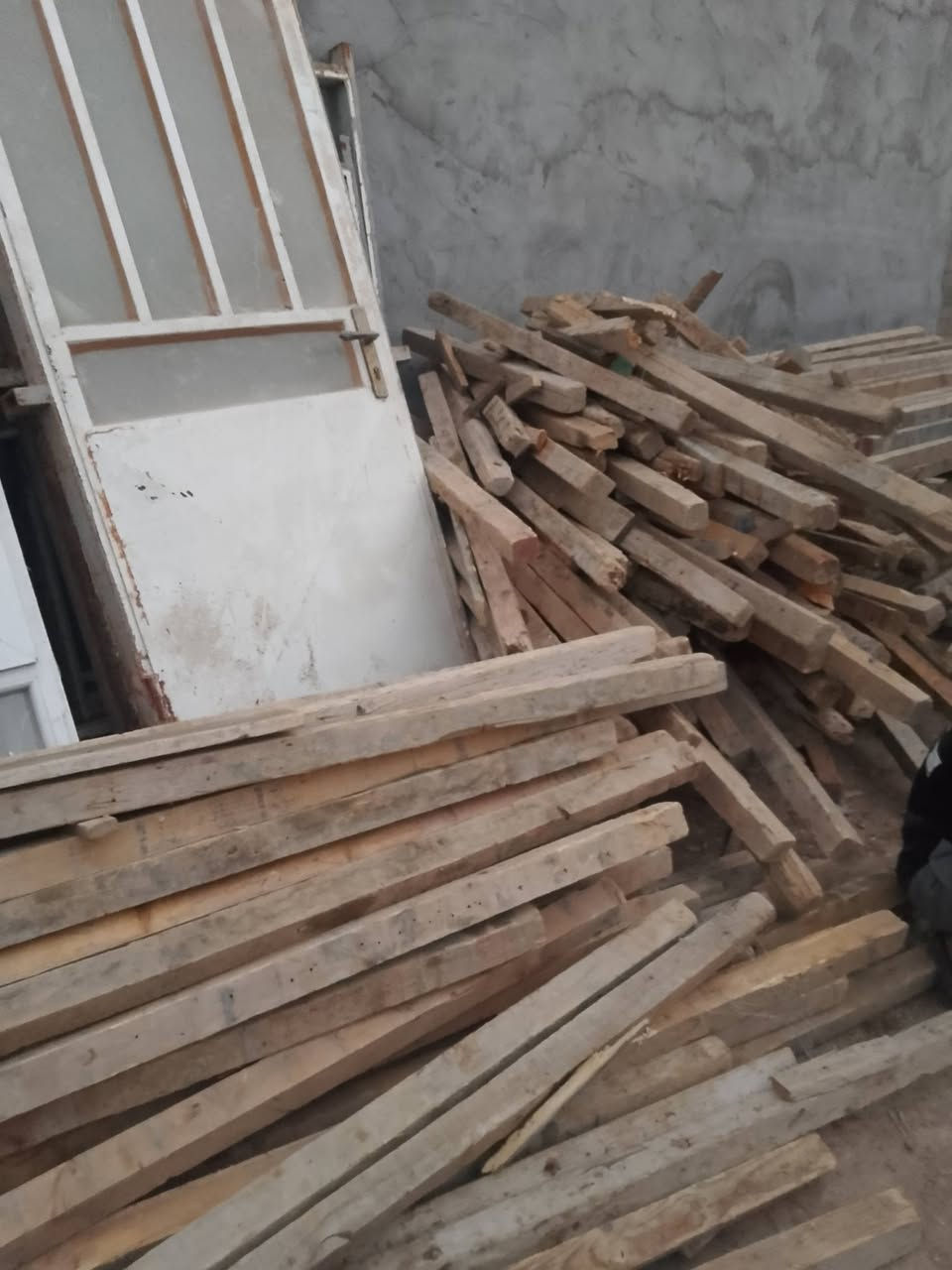 السلام عليكم قالب خشب للبيع مع جكات وفخات مكان بصره ابي الخصيب ***********
