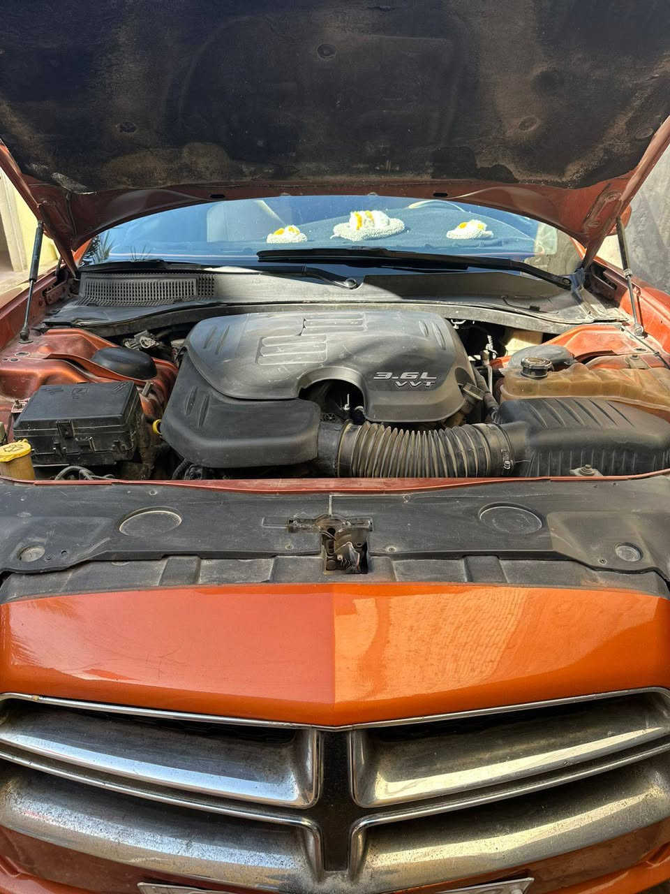 السلام عليكم
جارجر ٢٠١١ 
ضربتها جاملغ امامي ومصبوغه حزام 
رقم بغداد انكليزي 
محرك ٣٦٠٠ كير يخبل 
حداديه حلوه 
مكاني كربلاء السعر ١٣٠ 
***********
‏‪***********‬‏
