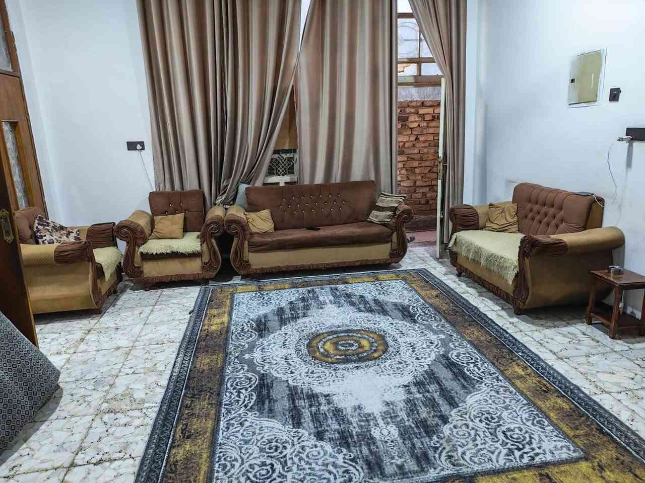 دارللبيع ورديه خارج شارع مستشفى الكفيل السايدين قرب مدرسة دجله. عرض الشارع15م . طابق واحد غرفتين نوم . رقم الدار36/334 بناء نظيف . السعر155وبي مجال .. كافة الخدمات/مكتب عالم العقار***********.

