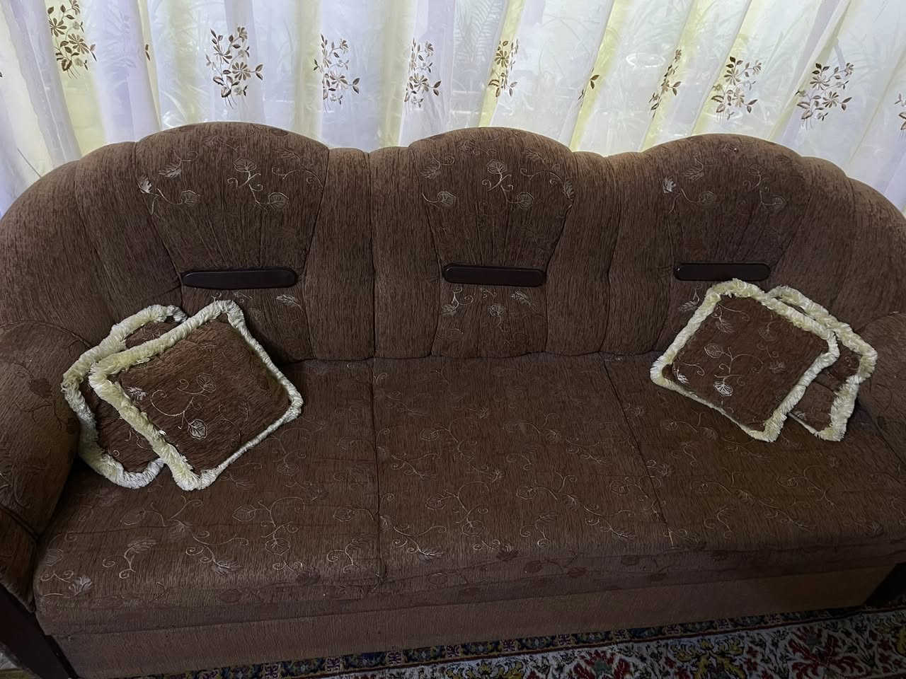 طخم قنفات تركي (4 قطع) نظافة 100% وبسعر لقطة!
تركي أصلي، شغل درجة أولى.
• العدد: طخم كامل يتكون من 4 قطع (2 كبار + 1 وسط + 1 مفردة).
• الحالة: نظيفة جداً جداً، خالية تماماً من أي بقع، شخط، أو تمزق (استخدام نظيف وحشمة).
• القماش: تركي درجة أولى، ملمس ناعم ومريح جداً بالجلوس.
• الإسفنج: نوعية ممتازة، ما نازل ولا تعبان.
السعر: 175 ألف دينار فقط (وبيه مجال بسيط للشراي المباشر والطيب)
المكان: الجانب الايسر 
للتواصل يرجى المراسلة على الخاص أو الاتصال على:
( ***********).

ملاحظة : النقل على الشراي
