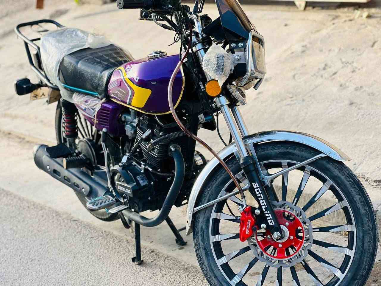 السلام عليكم للبيع دراجه إيراني سونك محرك 200cc موديل 2026 مضمونه بكلشي كهربائيات محرك  دراجه نظيفة صارلها شهرين من ماشية بالشارع بصمه وتشغيل عن بعد مواصفات حلوة السعر 900 وبيها مجال بسيط حك الجية العنوان بغداد الغزالية للاستفسار ***********
