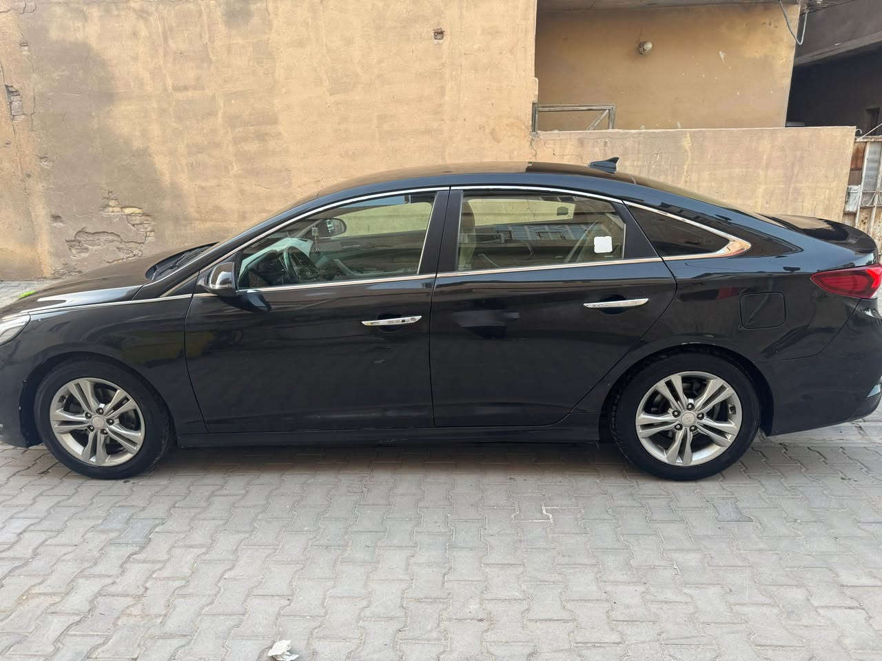 سوناتا 2018
لون اسود رقم بصرة بسمي 

مواصفات/
1-محرك 2400
2-ماشية150
3-بصمه
4-بصمة ابواب مع صندوك
5-تبريد كامل 
6-رادار بلمري جانبي 
7-شاشه كبيره +كار بلي+GPS+بلوتوث +اتصال 
9-مقعد امامي كهرباء 
10-مقاعد مخمل
11-تدفئة مقاعد
12-ثلاث وضعيات قياده ECO+NORML+SPORT 
13-فول تحكم ستيرن 
14-لد زنون ليلي 
15-شاشة اعطال 
16-مثبت سرعه 
17-حساس اطارات +اشاير بلمري+ 
أو بعد هواي مواصفات ما ذكرته 
كامله سياره حاليا ماكو اي نقص
***********
السعر 135
وبيها مجال
