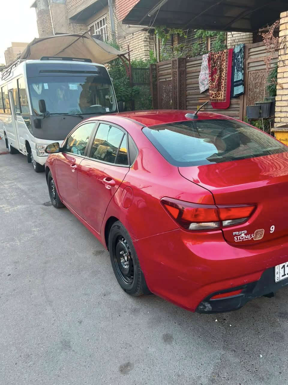 سلام عليكم 
كيا ريو موديل 2019فئة S
محرك 1600جي دي اي 
تبريد كير مكينه خير من الله
بيهة باب جهة سايق وجاملغ جهة سايق بدون تبديل ليبل واحد سعرهة 95$وبيهة مجال شي بسيط مكاني بغداد حي العامل ***********
