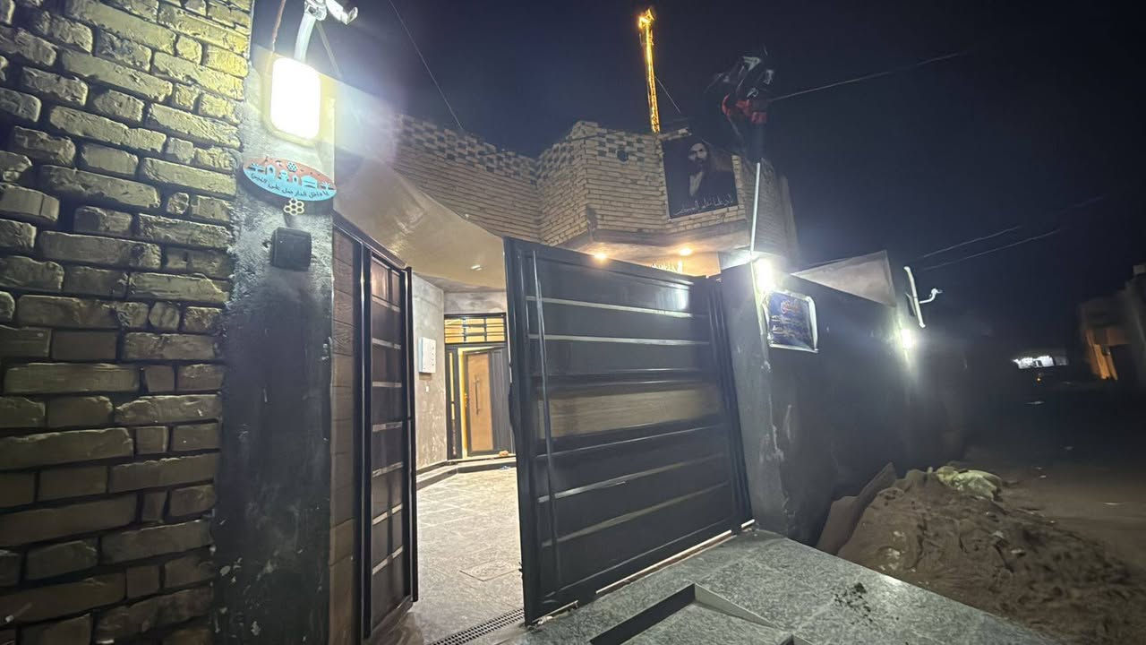 دار ٢٠٠م طابو اسهم حديث طابوق كونكريت يحتوي على غرفتين وصاله ومطبخ واستقبال وصحيات خارجيه وداخليه  مناور الموقع المستشفى التركي على السياحي للاستفسار الاتصال على الرقم السعر١٦٠ بيه مجال  *********** او مراجعة مكتب الكنز للعقار الجسر السريع مدخل المستشفى التركي السايدين
