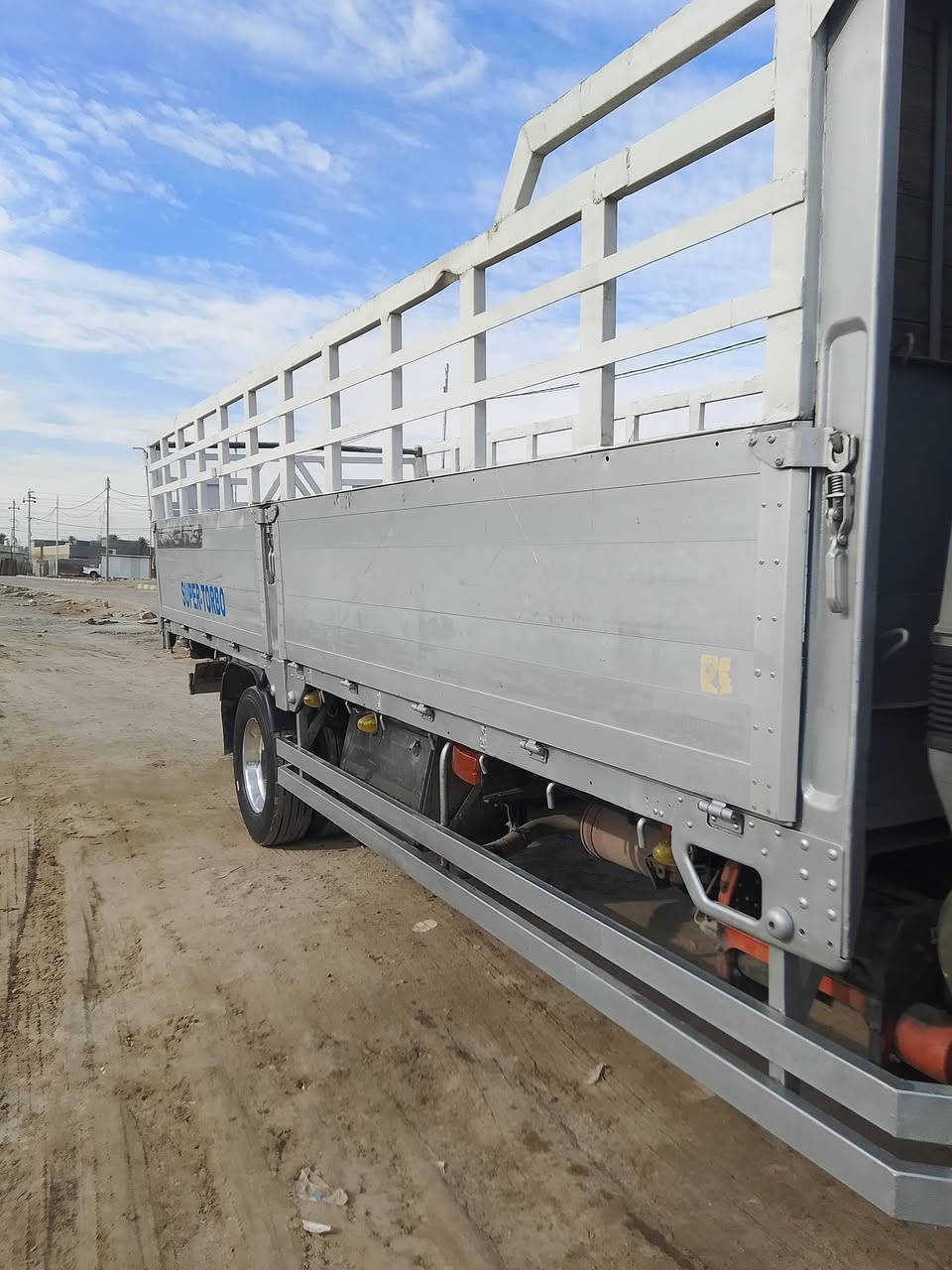 السلام عليكم للبيع بدي للبيع اصفاح 70 قواطع حديد ودبل شاصي حديد سعر ١٧ وبيها مجال.      ‏‪0781 597 6324‬‏
