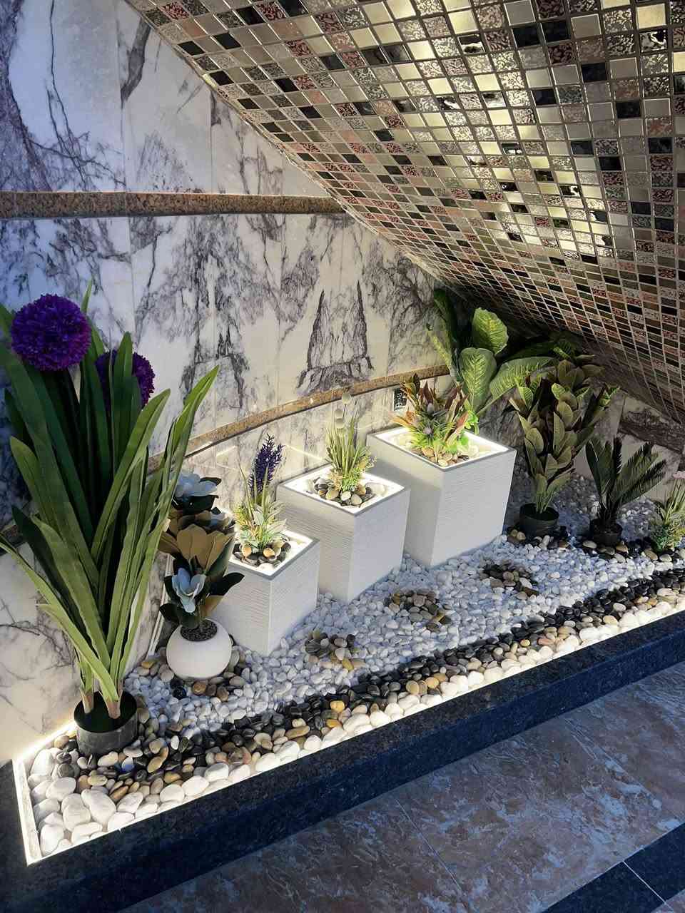 عمل ديكور داخلي تحت الدرج 
مع انارة مخفية بسعر مناسب شامل المواد والعمل 
للاستفسار *********** 
*********** 📞🩶🩶
