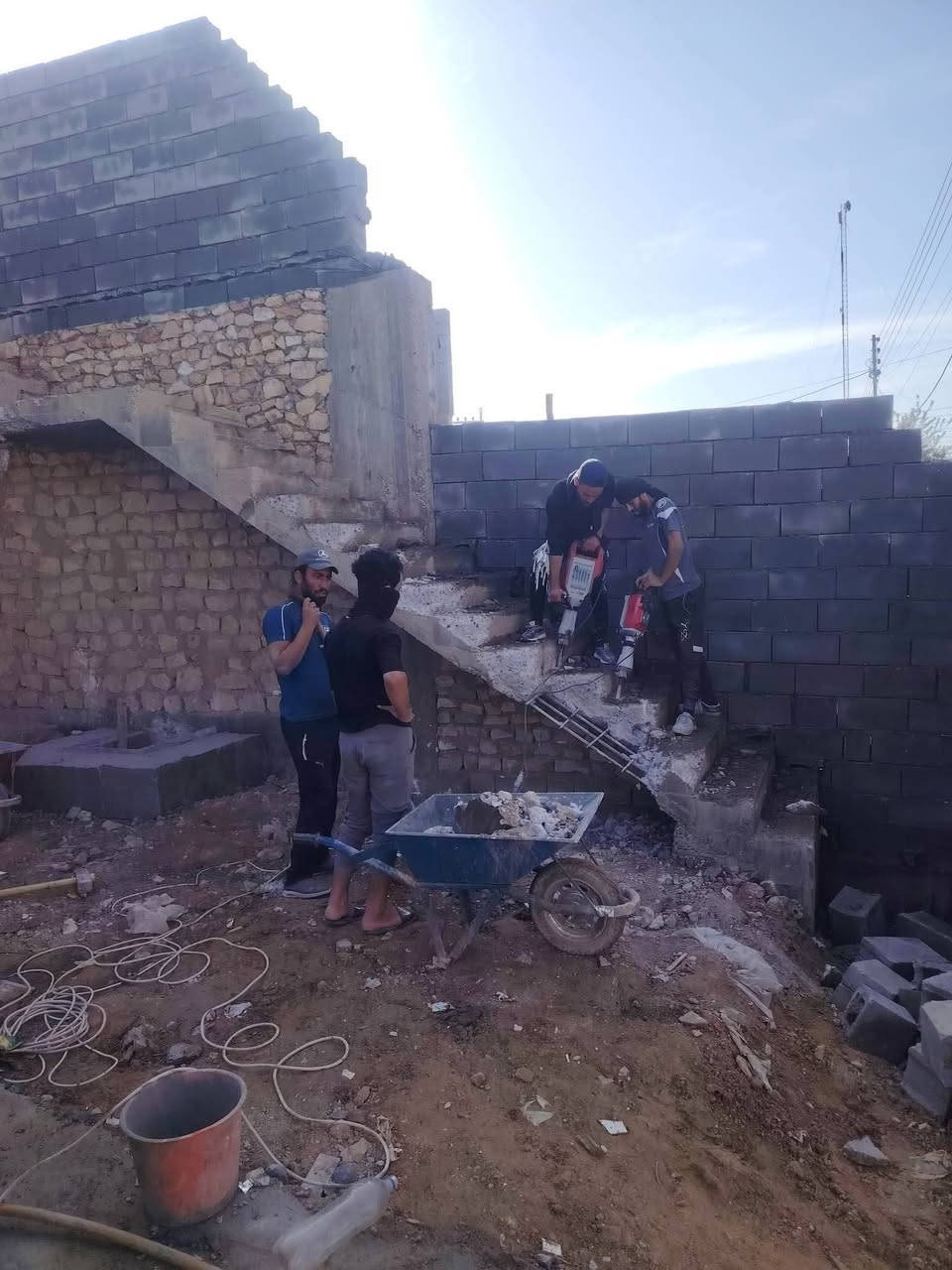 سلام عليكم  / يوجد كادر عمل جاهز/ تصعيد مواد/ تنضيف بيوت/ تفليش/ تكشيط/ تنضيف حدائق/ دفن نهري  / شقلنه ليل ونهار   /ومعداتنه جاهز/ ماعليك بس تصال على رقم  /     ***********
