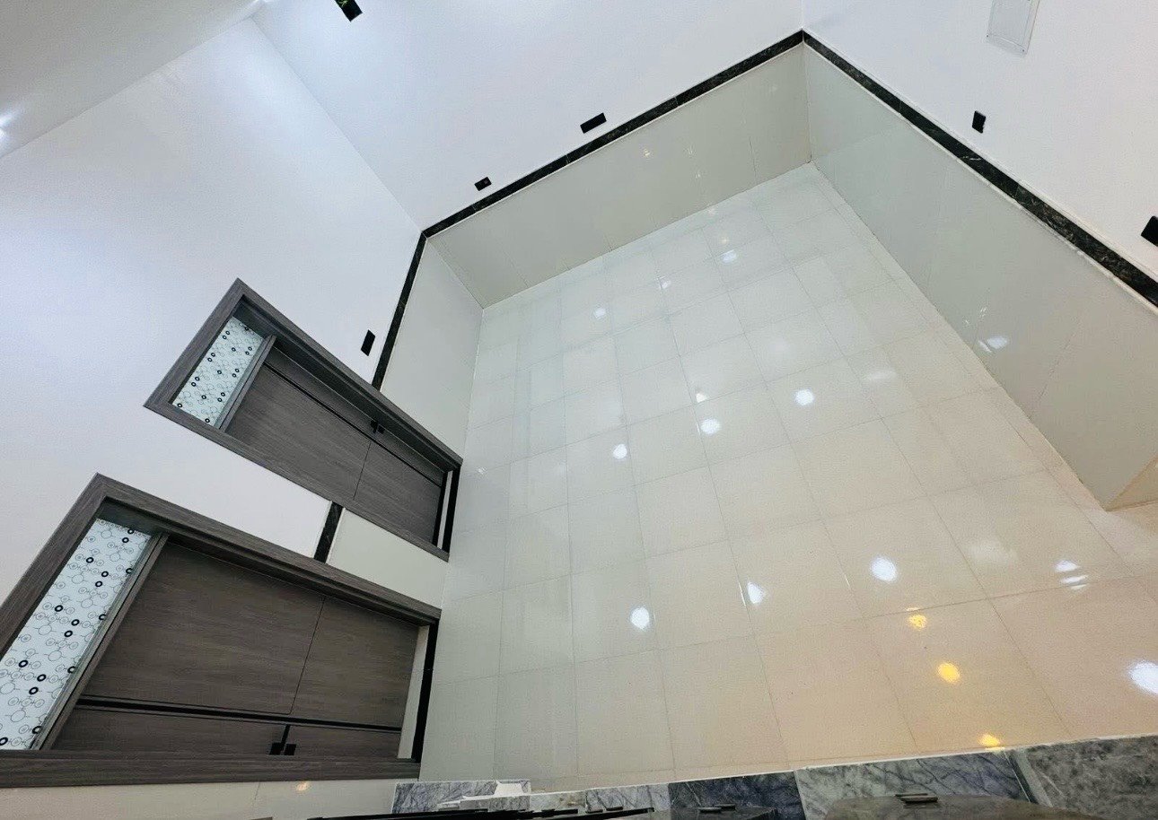 دار جديدة للبيع بتصميم حديث وأنيق. تمتاز بالواجهة الجذابة والديكورات الداخلية الرائعة مع مساحة ممتازة للمعيشة. الموقع هادئ ومثالي للعوائل، وقريبة من الخدمات.