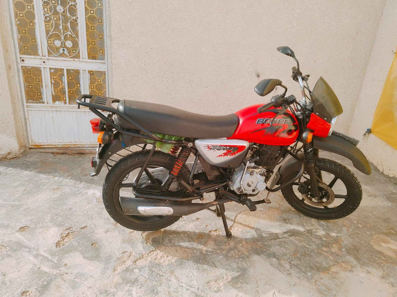 السلام عليكم دراجه بوكسر رقم وسنويه للبيع ***********
