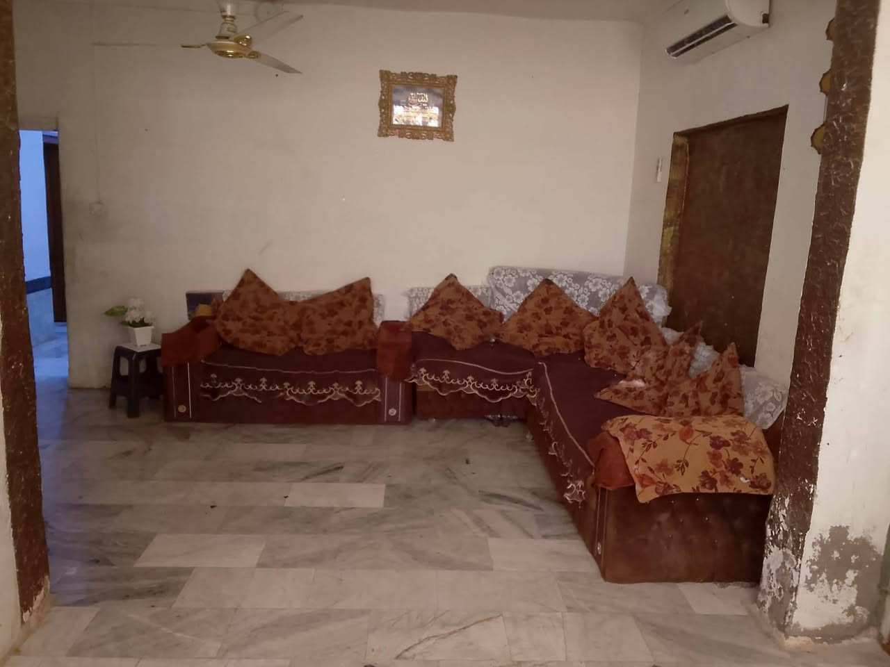 دار للبيع مساحه ٢٠٥ قرب الجنسيه بشارع الشيخ ظافر لهمود للاستفسار الاتصال على صاحب الدار *********** مكلف بالنشر اخوان اتصلو على الرقم
