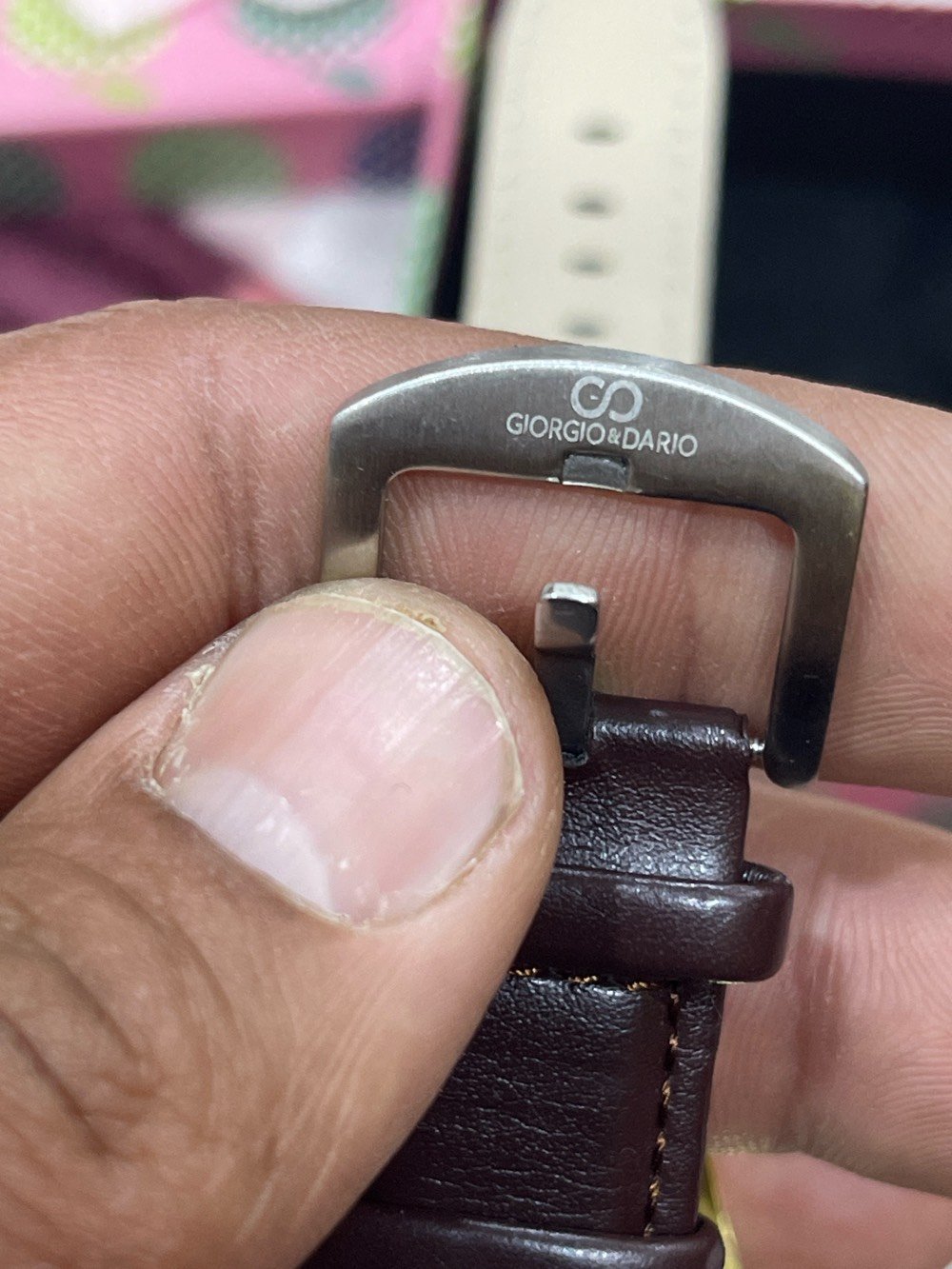 إعلان بيع ساعة بتصميم أوميغا الكلاسيكي

للبيع ساعة رجالية أنيقة بتصميم كلاسيكي فاخر مستوحى من أوميغا، تجمع بين البساطة والفخامة لتناسب اللبس الرسمي واليومي.

المواصفات:
	•	قرص أبيض بأرقام رومانية ذهبية أنيقة
	•	نافذة تاريخ عملية
	•	حركة كوارتز دقيقة
	•	هيكل بلون ذهبي لامع
	•	سوار جلدي مريح وأنيق
	•	حالة ممتازة ونظيفة جدًا
جديد غير مستخدم
تصميم راقٍ يلفت الانتباه ويمنحك مظهرًا مميزًا بسعر مناسب.

السعر مناسب جدًا
25000دينار عراقي
للاستفسار والتواصل يرجى الاتصال على الرقم ***********