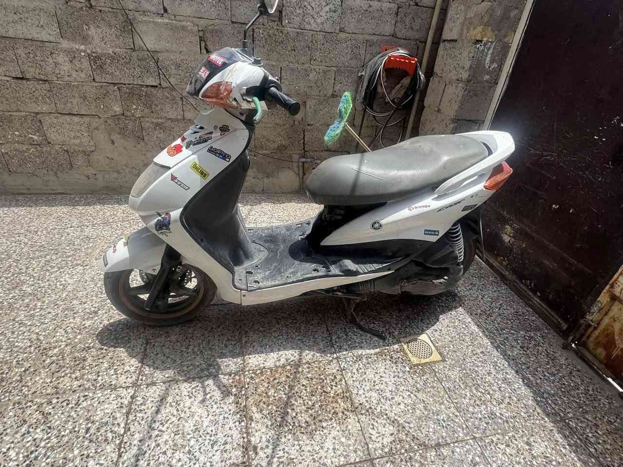 السلام عليكم شباب
سكنس ياماها ياباني الأصلي نثيه دراجه مرتبه ونضيفه
عل بلاد بيها وشومات حلوه كاعده الدراجه
مشدود بيها كابريتر تجاري ول بلادي مالتها موجودة
وبيها نققص الكفر واحد السواد الي جوه الكشن بس؛  ارجع و اكرر الدراجه نضيفه وبيها منفيس مالتها وبيها مكاتبه يعني تكدر ترقمها بئي وقت سعر الدراجه 600 الف وبيها مجال 
./العنوان بغداد الشعب./ الخاص مفتوح رقمي *********** كل البرامج مفتوحه

