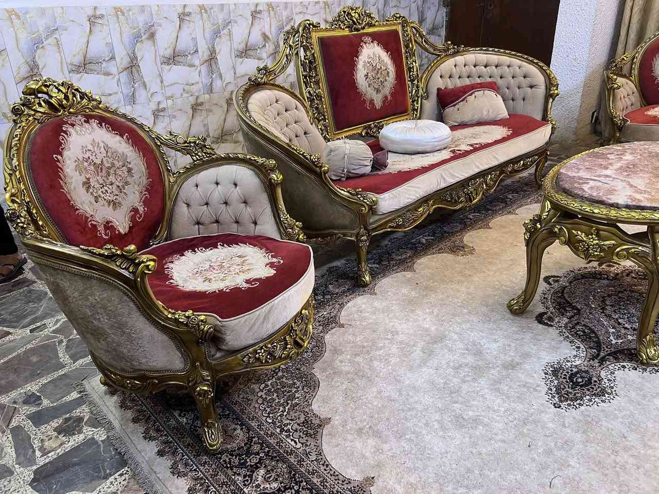 تخم مصري خشب زان نظيف جداً عشر مقاعد مع وسطية مرمر مكانه المنصور السعر مليون و٤٠٠  ***********
