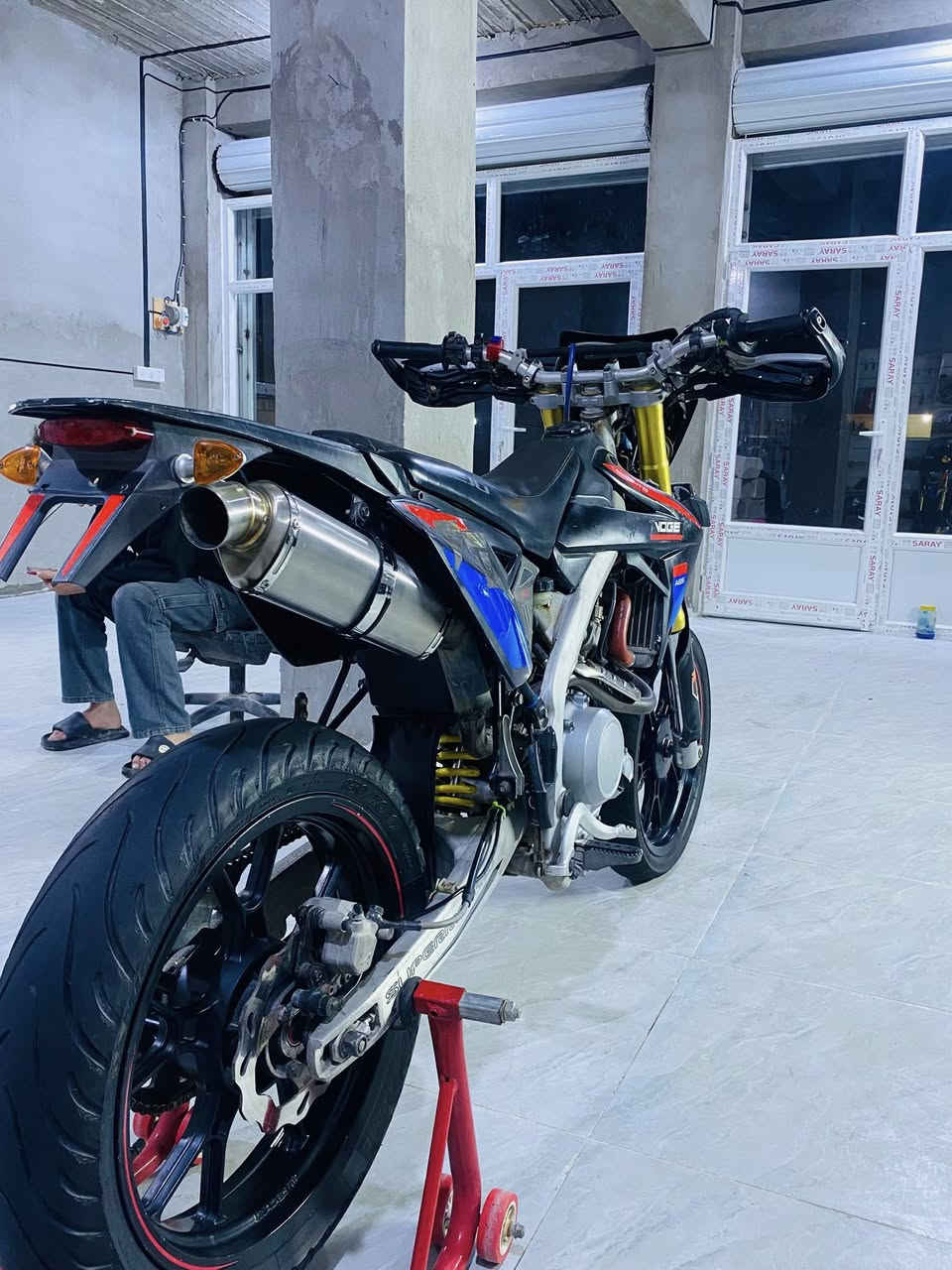 سلام عليكم للبيع او مراوس حسب القناعه دراجة قفاز ياماها ياباني اوراق اصولي شرط دراجة كلها كفاله عامه من كلشي 

مواصفاتها
6 سرعات (6كير)
تبريد مي (راديتر)
محرك ولفات مو خبط
لايت زنون (LED)
اكزوز رياضي +كاتم 

دراجة ما بيها اي نقص جديده بمعنى الكلمه عوزها بس سايق
مكاني ديالى كنعان هاتف او واتساب *********** 
رجاءً مو شراي او منشور ما عجبك اعبره 
وشكراً❤️
